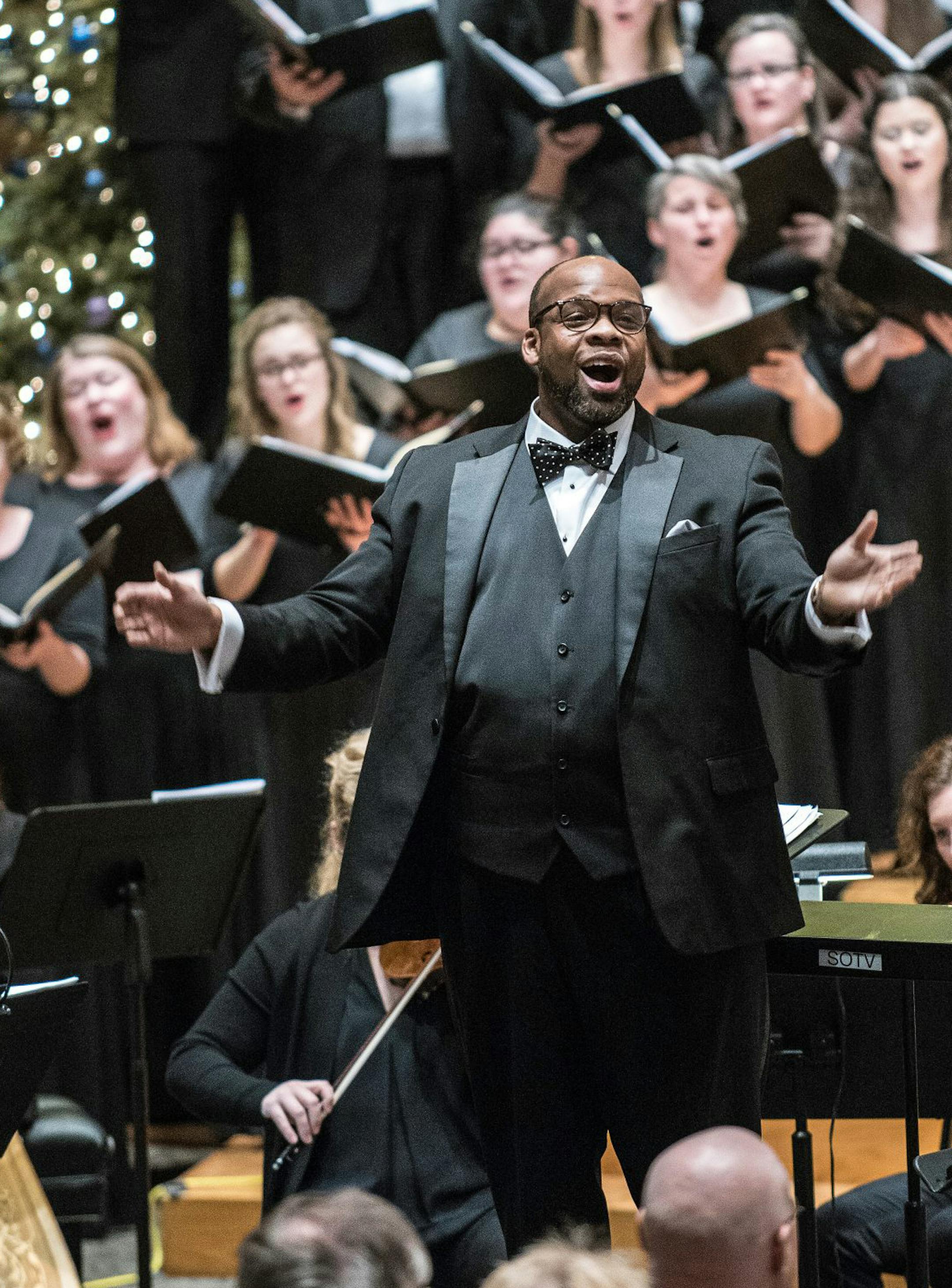 G. Phillip Shoultz III conducts Vocal­Essence's "Welcome Christmas."