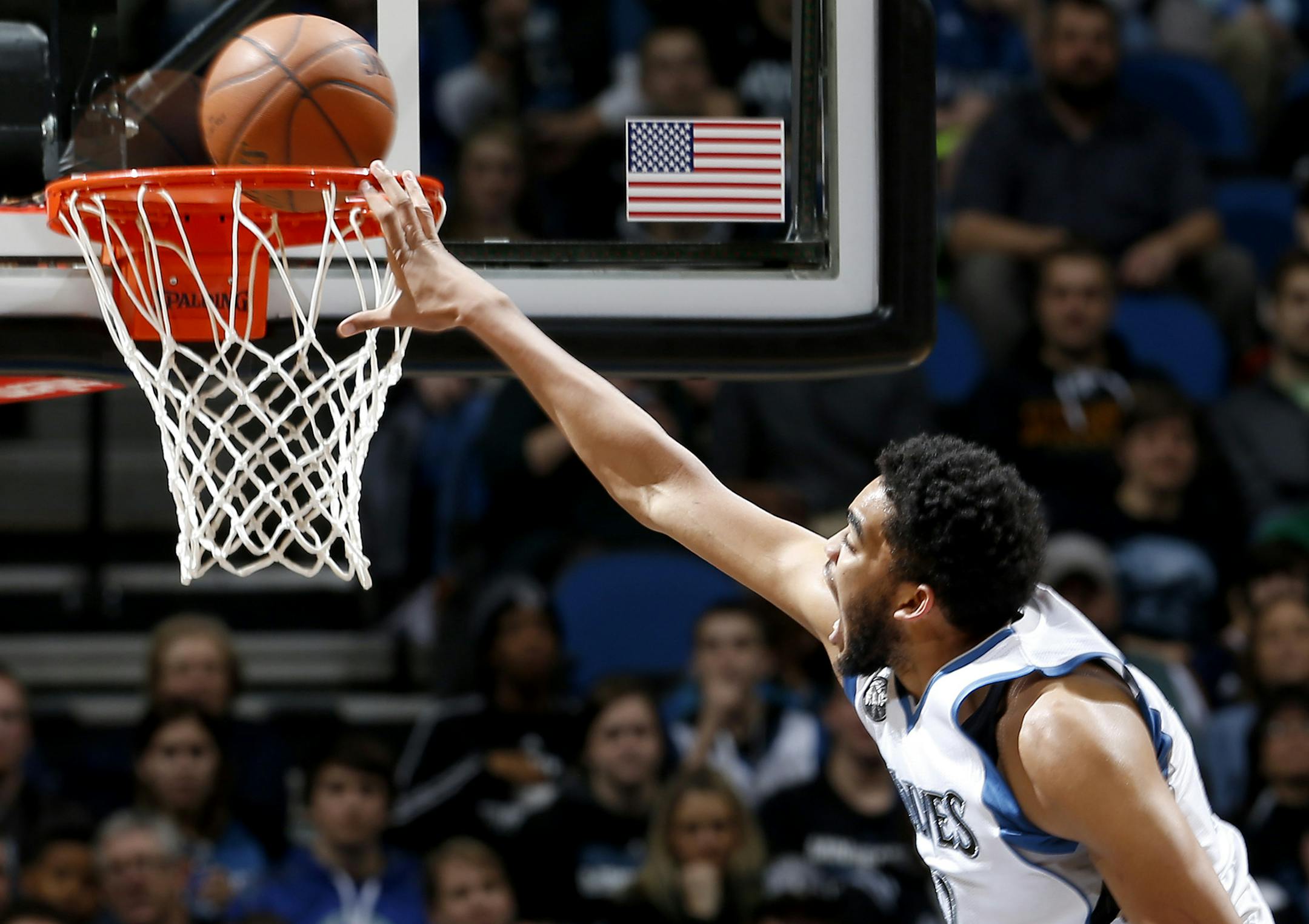 Karl-Anthony Towns (32) attempted a dunk in the first quarter.