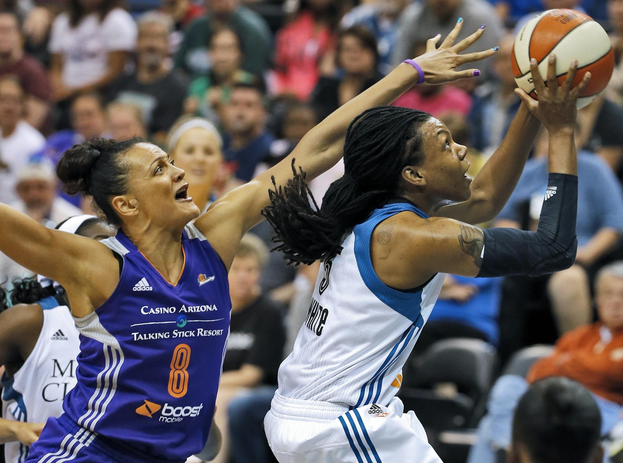 Lynx Tan White drove around the defense of Phoenix Mistie Bass (8).