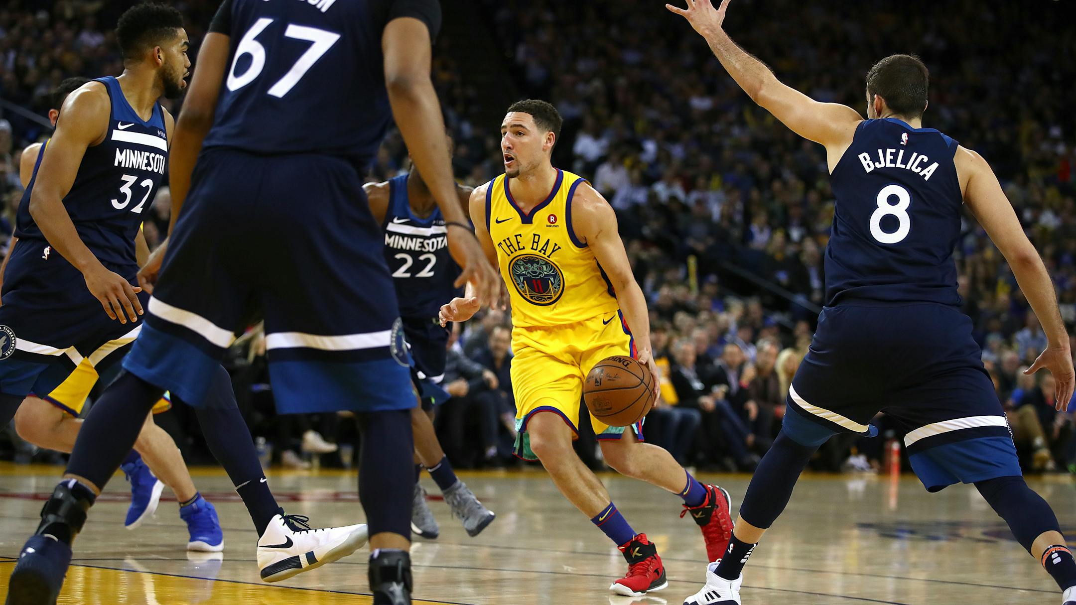 Golden State Warriors' Klay Thompson, center, drives the ball against the Minnesota Timberwolves during the second half of an NBA basketball game Thursday, Jan. 25, 2018, in Oakland, Calif. (AP Photo/Ben Margot)