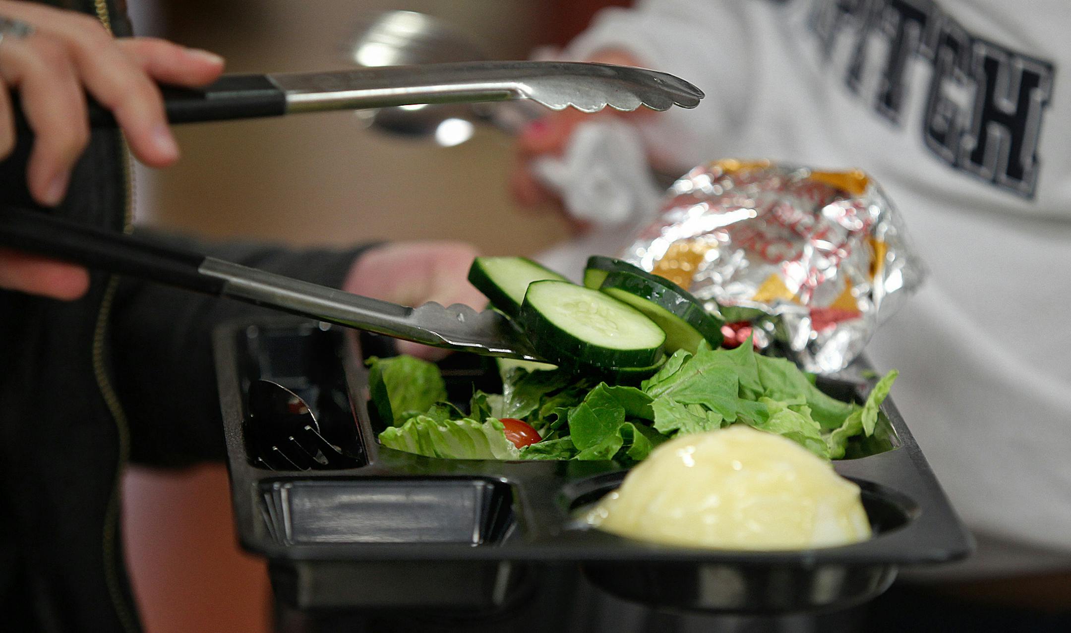 Students were required to place a certain amount of fruits and vegetables on their trays during lunch at Champlin Park High School, in Champlin, MN, Tuesday, April 23, 2013. (ELIZABETH FLORES/STAR TRIBUNE) ELIZABETH FLORES ¬• eflores@startribune.com ORG XMIT: MIN1304231441000272
