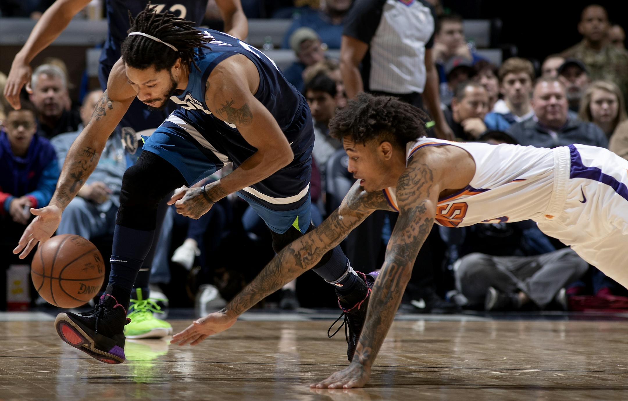 Derrick Rose and Kelly Oubre Jr. fought for a loose ball in the second quarter. ] CARLOS GONZALEZ &#x2022; cgonzalez@startribune.com &#x2013; January 29, 2018, Minneapolis, MN, Target Center, NBA, Basketball, Minnesota Timberwolves vs. Phoenix Suns