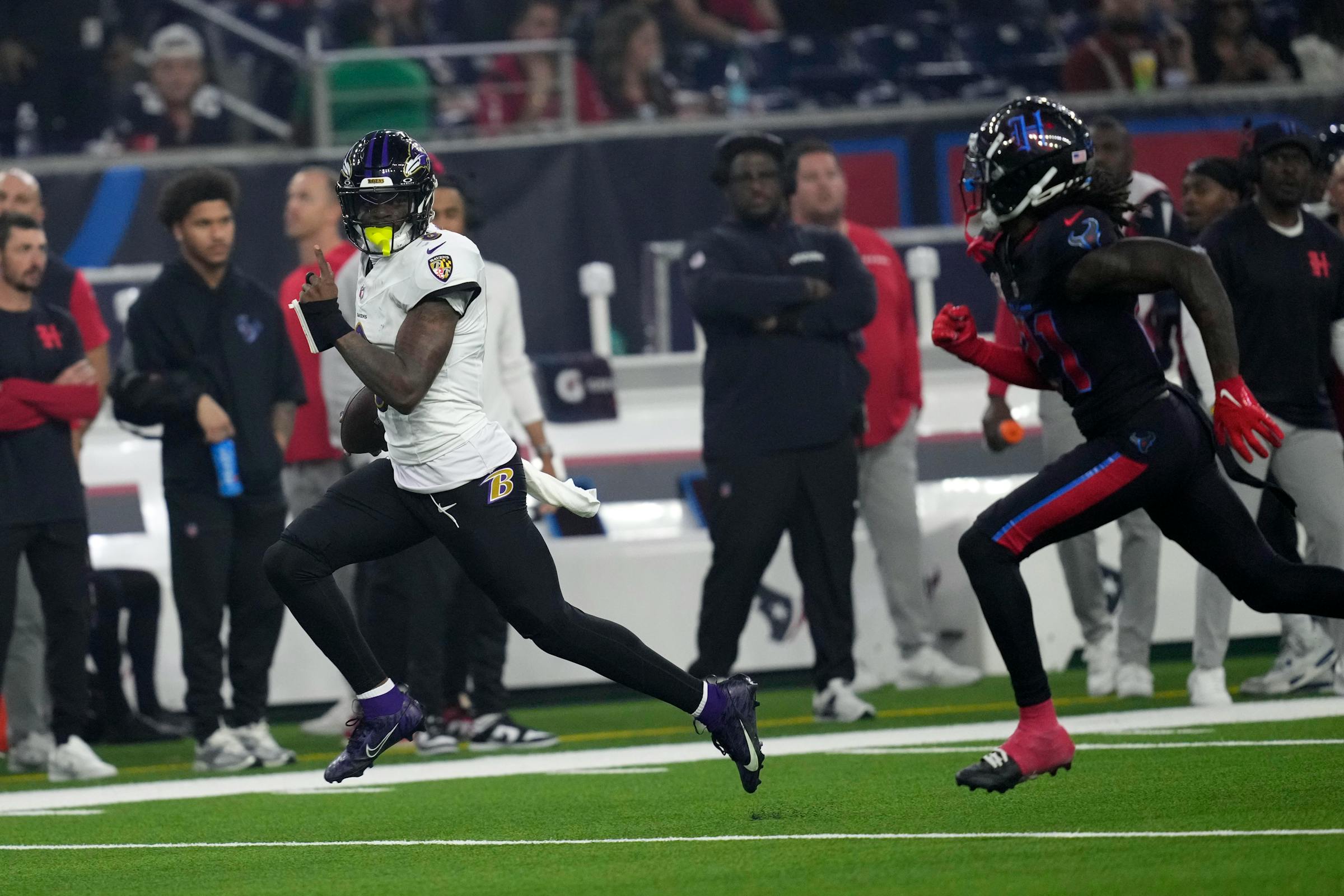 Lamar Jackson breaks NFL QB rushing record, accounts for 3 TDs in Ravens' 31-2 romp over Texans