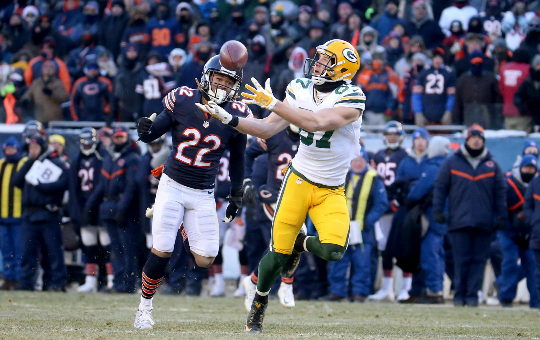 Green Bay Packers wide receiver Jordy Nelson (87) makes a 60-yard reception to set up the game-winning field goal ahead of Chicago Bears cornerback Cre'von LeBlanc (22) in the fourth quarter on Sunday, Dec. 18, 2016 at Soldier Field in Chicago, Ill. The Packers defeated the Bears, 30-27. (Brian Cassella/Chicago Tribune/TNS)