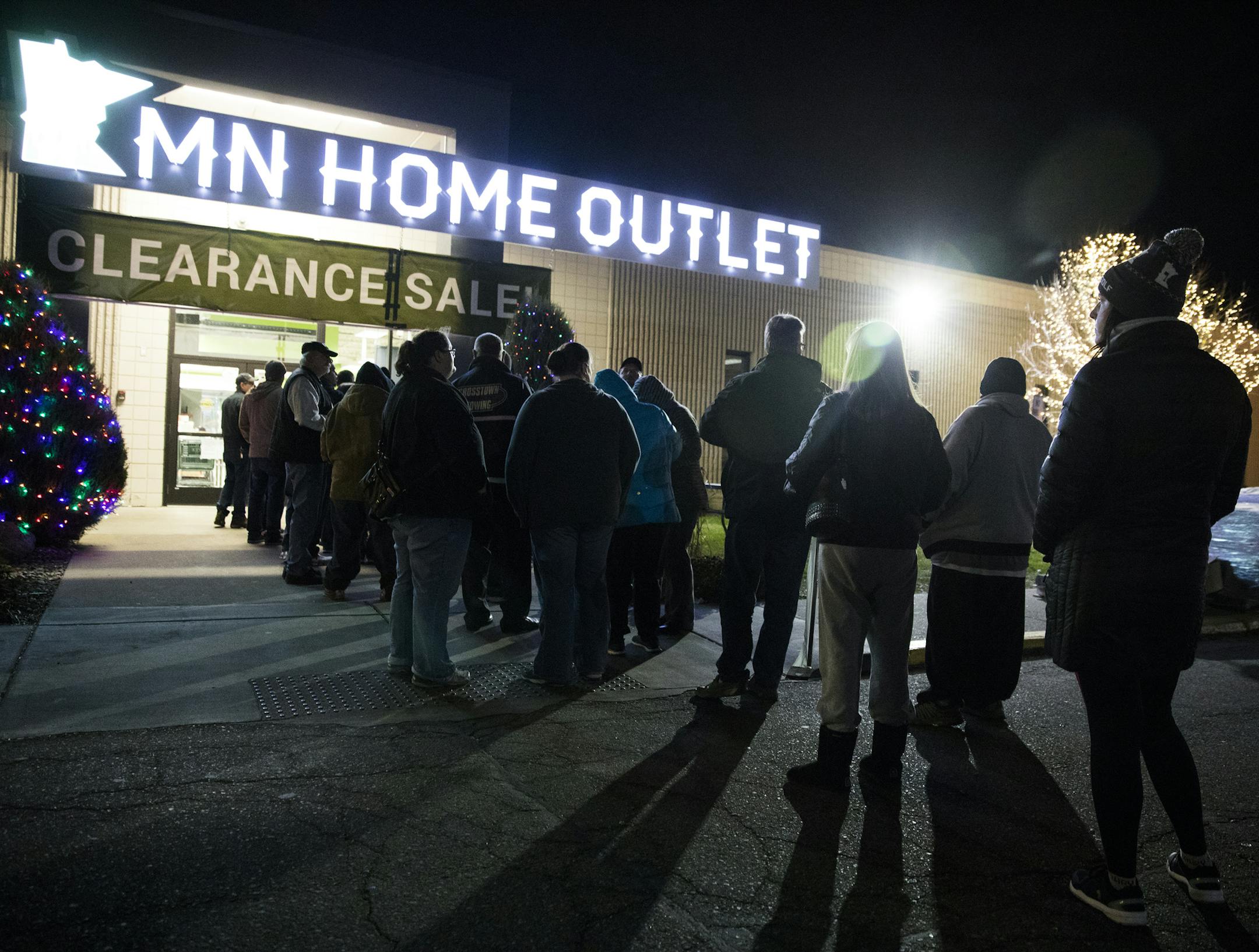 Customers line up outside MN Home Outlet before their Black Friday 6 a.m. opening. ] LEILA NAVIDI ï leila.navidi@startribune.com BACKGROUND INFORMATION: MN Home Outlet in Burnsville, which discounts everything 50% on Black Friday, November 24, 2017. About 100 shoppers were lined up before 6 a.m. when the store opened.