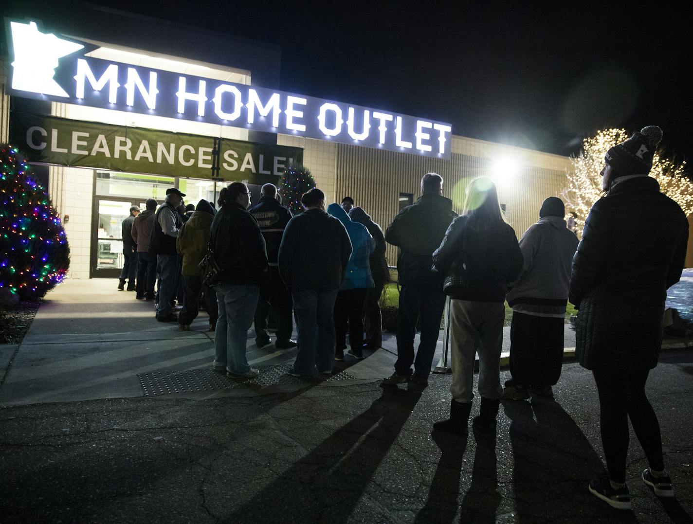 Customers line up outside MN Home Outlet before their Black Friday 6 a.m. opening. ] LEILA NAVIDI &#xef; leila.navidi@startribune.com BACKGROUND INFORMATION: MN Home Outlet in Burnsville, which discounts everything 50% on Black Friday, November 24, 2017. About 100 shoppers were lined up before 6 a.m. when the store opened.