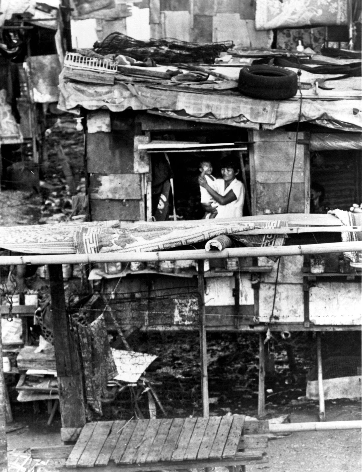 December 21, 1987 Immigrants from a rural area find makeshift shelter on "Smokey Mountain" in Tondo slum of Manila. (Most Credit: Washington Post Photo by Keith B. Richburg) Illustrates Phil - Manila (category i), by Keith B. Richburg (Post). Moved Monday, Dec. 21. (c) 1987, The Washington Post. Keith B. Richaburg, Los Angeles Times - Washington Post News Service