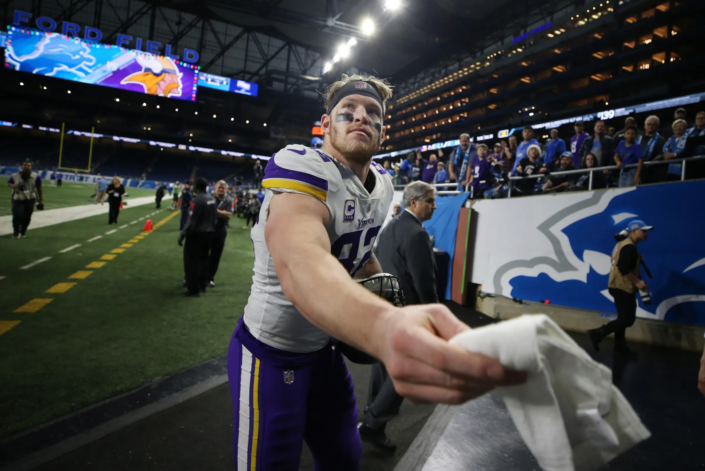 Previously underutilized Kyle Rudolph goes up for a rebound, comes down ...