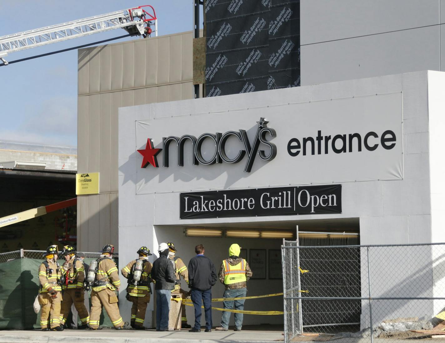 A fire that appeared to be located in the new construction going on at the Ridgedale Macy's. no smoke, no fire visible. ] BRIAN PETERSON/STAR TRIBUNE