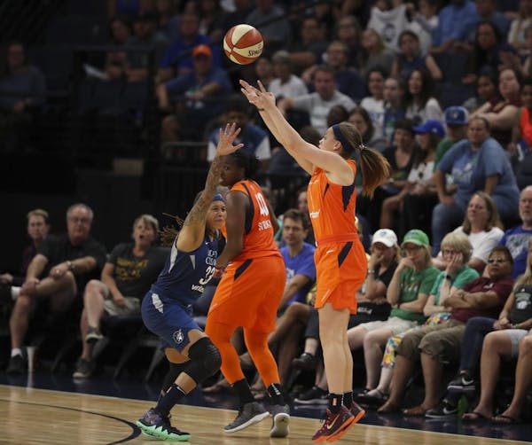Rachel Banham hit a three-pointer against the Lynx in 2018.