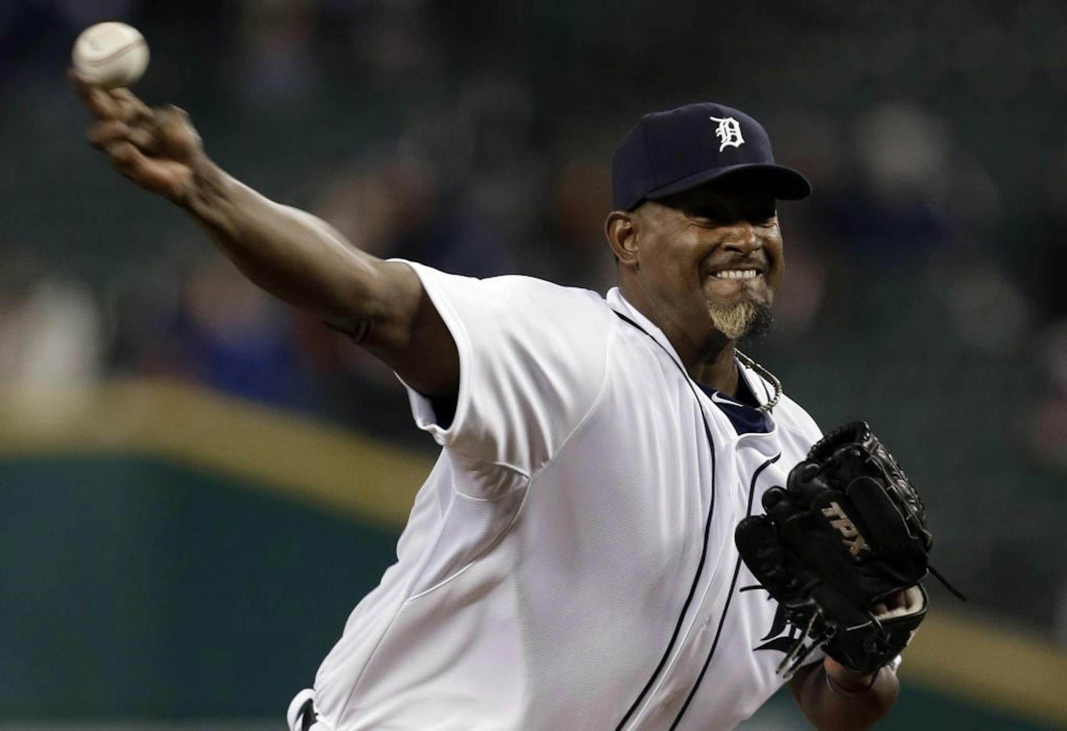 Jose Valverde threw a 1-2-3 ninth inning against the Royals in his return to the closer's role with the Tigers.