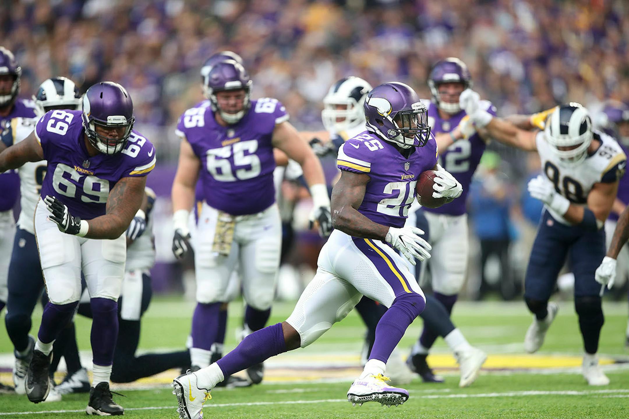Minnesota Vikings running back Latavius Murray (25) picked up a first down in the first quarter at U.S. Bank Stadium Sunday November 19, 2017 in Minneapolis, MN.