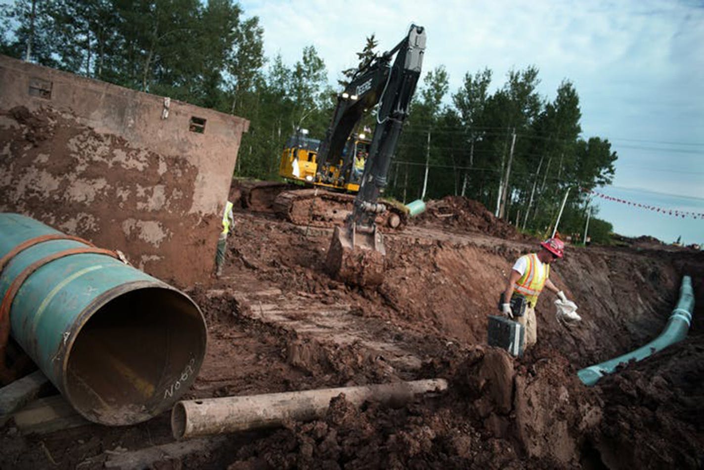 Workers have completed work in Wisconsin on an Enbridge pipeline. Enbridge&#x2019;s proposed $2.6 billion oil pipeline across northern Minnesota faces delays as two state agencies said on Tuesday, June 18, 2019, they will revise their permitting schedules. (Richard Tsong-Taatarii/Minneapolis Star Tribune/TNS) ORG XMIT: 1341021