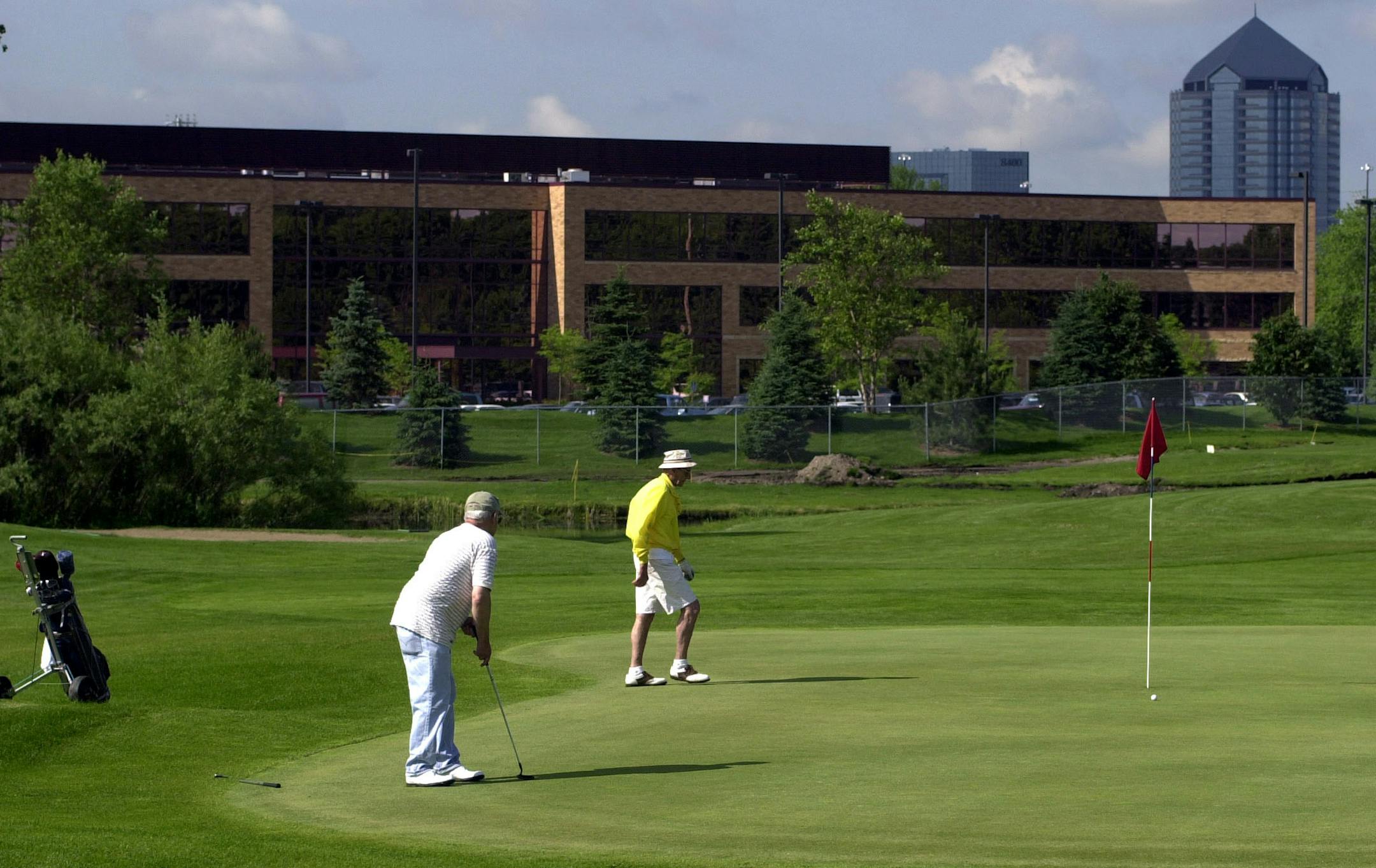 GENERAL INFORMATION: Edina,Mn Thursday .6/21/2001 Fred Richards, 9 hole golf course in Edina IN THIS PHOTO: The Fred Richards Golf Course is ringed by industrial building on the south side. view is of the 3rd hole. ORG XMIT: MIN2014021016452534