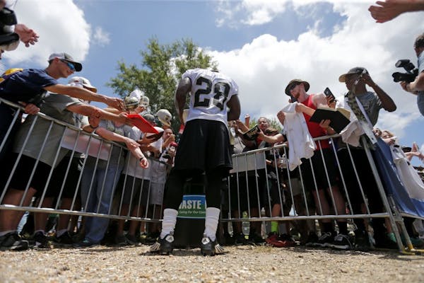 New Orleans Saints running back Adrian Peterson (28)