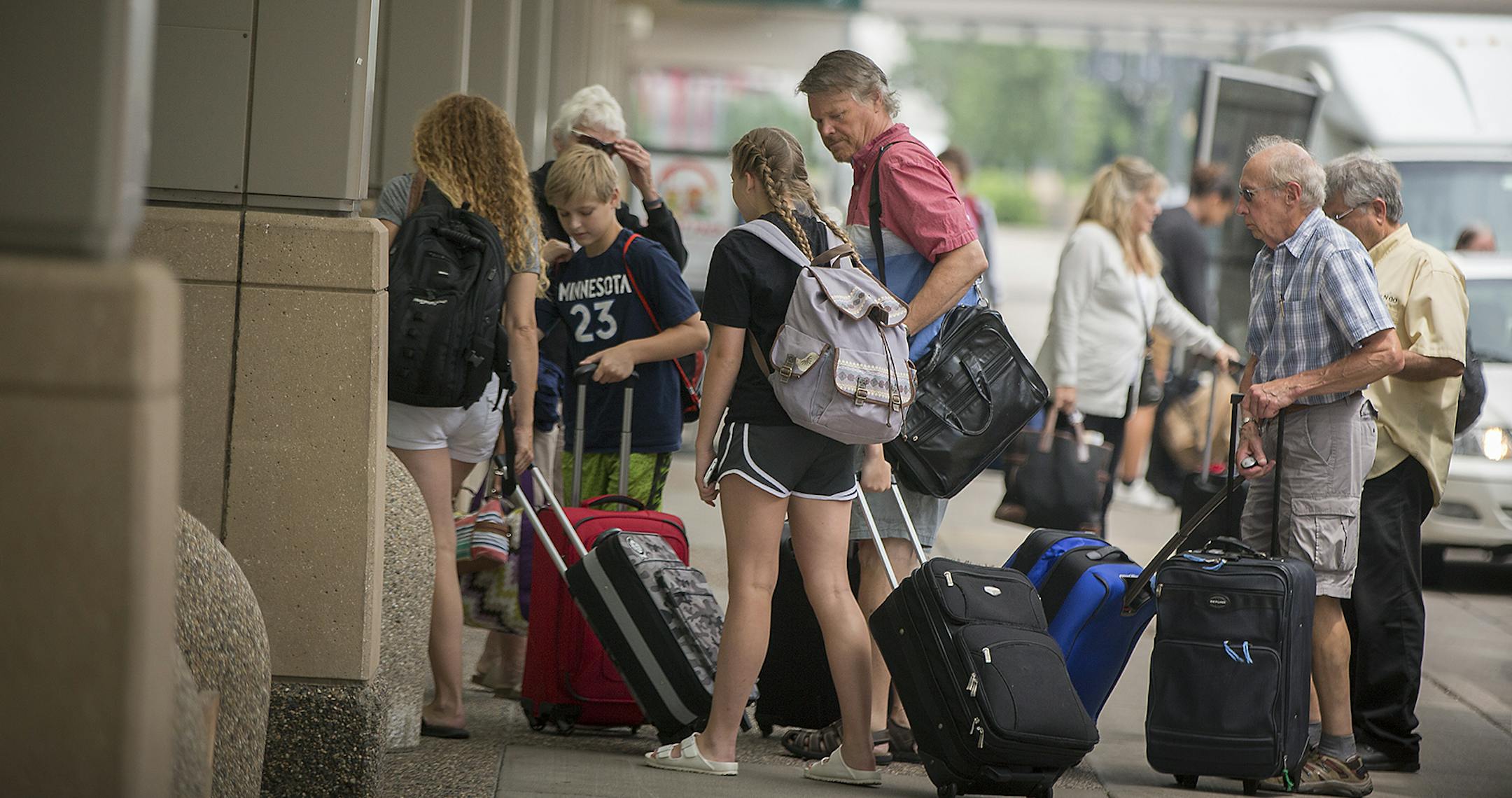 Travelers were dropped off curbside to the Humphrey terminal, Wednesday, June 20, 2018 in Bloomington, MN. ] ELIZABETH FLORES ï liz.flores@startribune.com