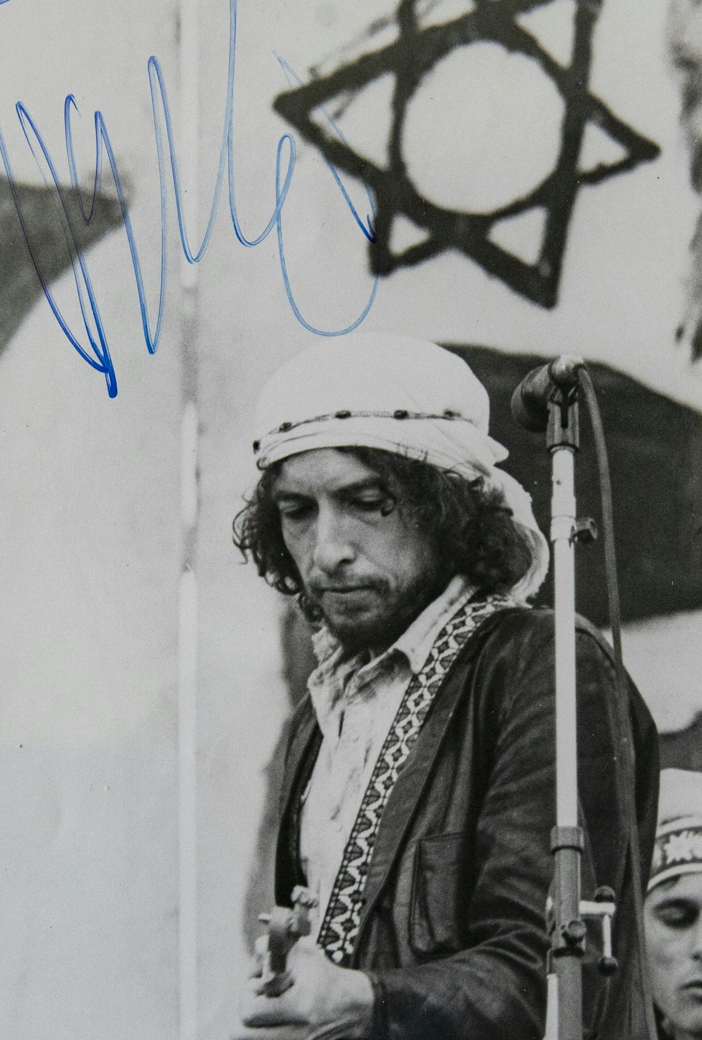 A signed, never-before-published photo of Bob Dylan from 1976 is part of Bill Pagel's collection.