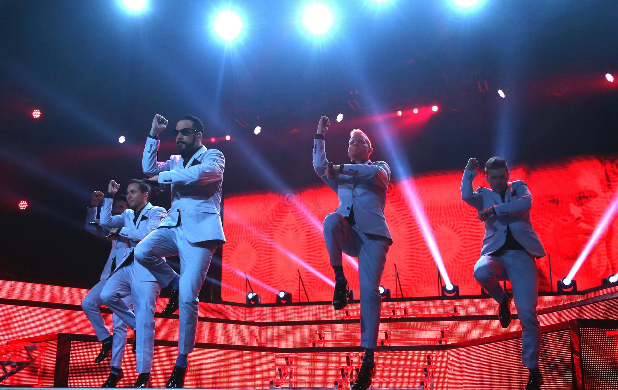 With matching outfits and dance moves, the Backstreet Boys treated 12,000 fans to an evening of boy-band oldies.
