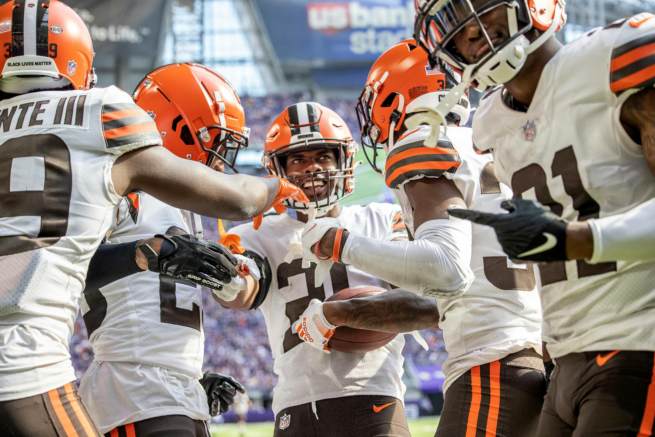 Browns cornerback Greedy Williams (26), center, celebrated after he intercepted a ball intended for Vikings wide receiver Adam Thielen (19) in the first quarter.
