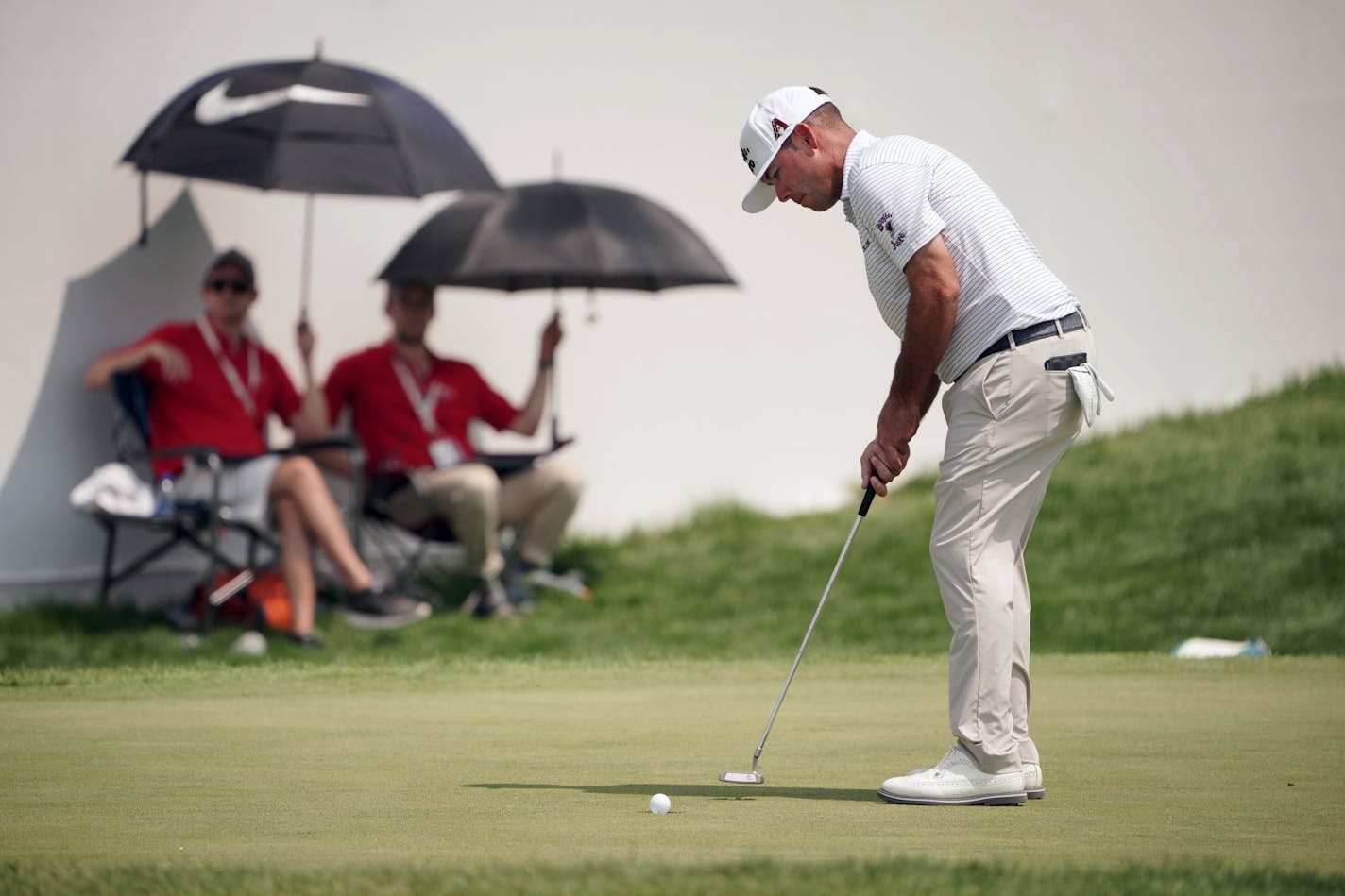 Chez Reavie sinks a putt on the 18th green to end his second round at 9-under-par after two days.