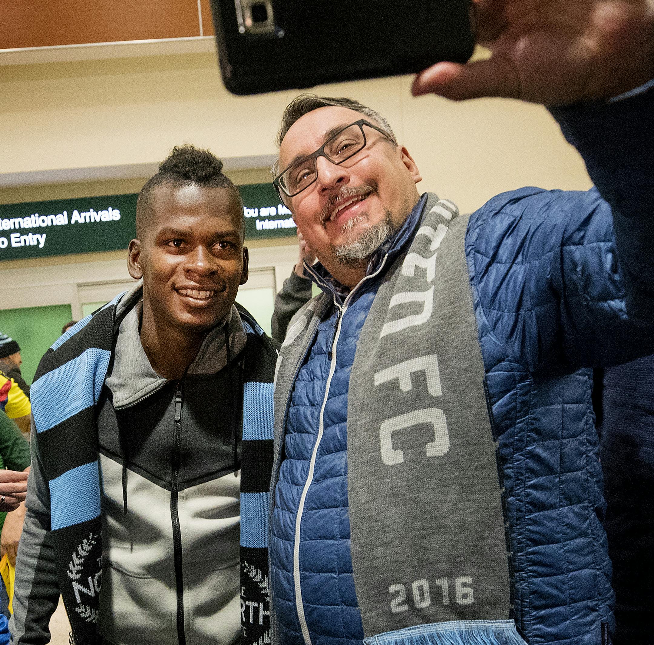Darwin Quintero was greeted by fans and posed for photos at Terminal 2 of Minneapolis-St. Paul International Airport on Wednesday night. ] CARLOS GONZALEZ ï cgonzalez@startribune.com ñ March 28, 2018, Bloomington, MN, Terminal 2 of Minneapolis-St. Paul International Airport, Darwin Quintero, a striker for Mexican team Club America expected to sign with Minnesota United Loons