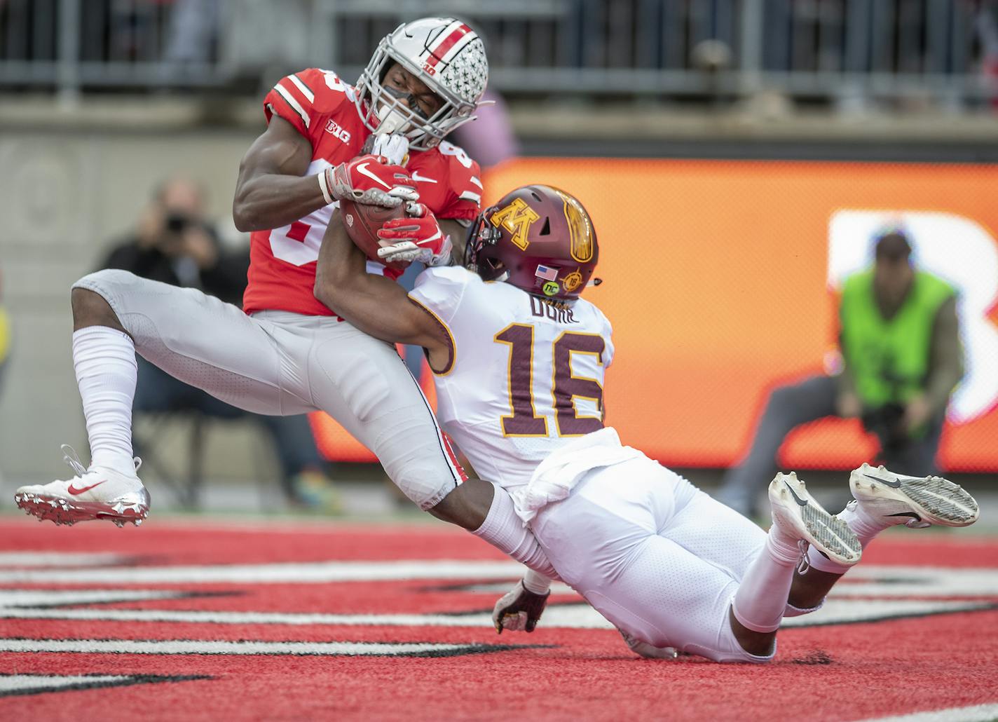 Ohio State's wide receiver Terry McLaurin caught a pass for a touchdown despite defensive efforts from Minnesota's defensive back Coney Durr during the first quarter as Minnesota took on Ohio State at Ohio Stadium, Saturday, October 13, 2018 in Columbus, OH. ] ELIZABETH FLORES &#xef; liz.flores@startribune.com