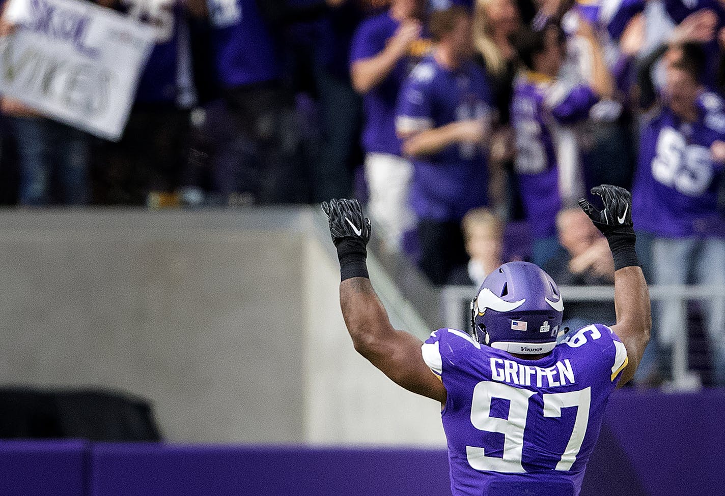 Everson Griffen (97) celebrated after a sack in the fourth quarter. ] CARLOS GONZALEZ &#xef; cgonzalez@startribune.com - October 15, 2017, Minneapolis, MN, NFL, US Bank Stadium, Minnesota Vikings vs. Green Bay Packers