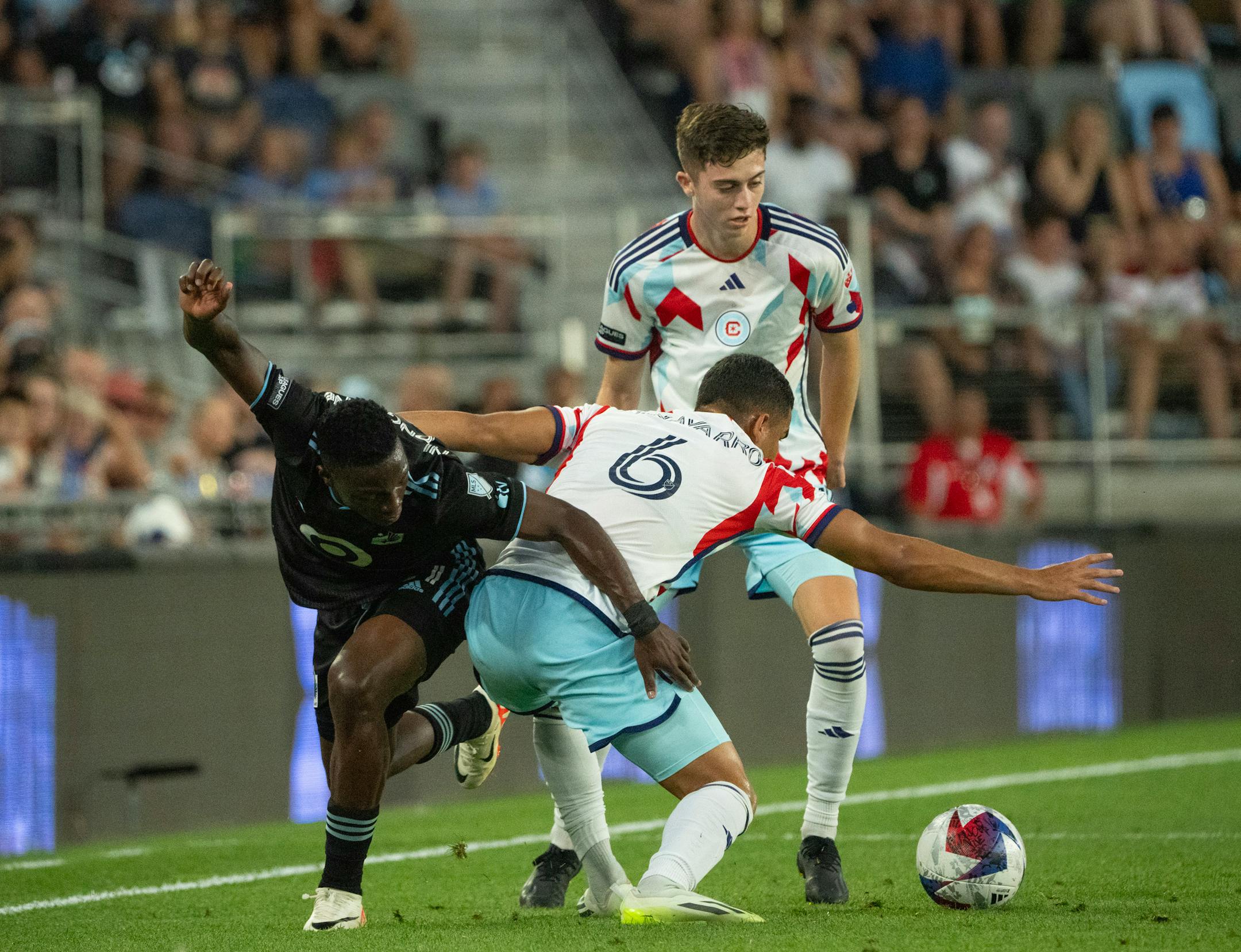 Minnesota United forward Bongokuhle Hlongwane (21) and Chicago Fire defender Miguel Ángel Navarro (6) fought for control of the ball in the first half.