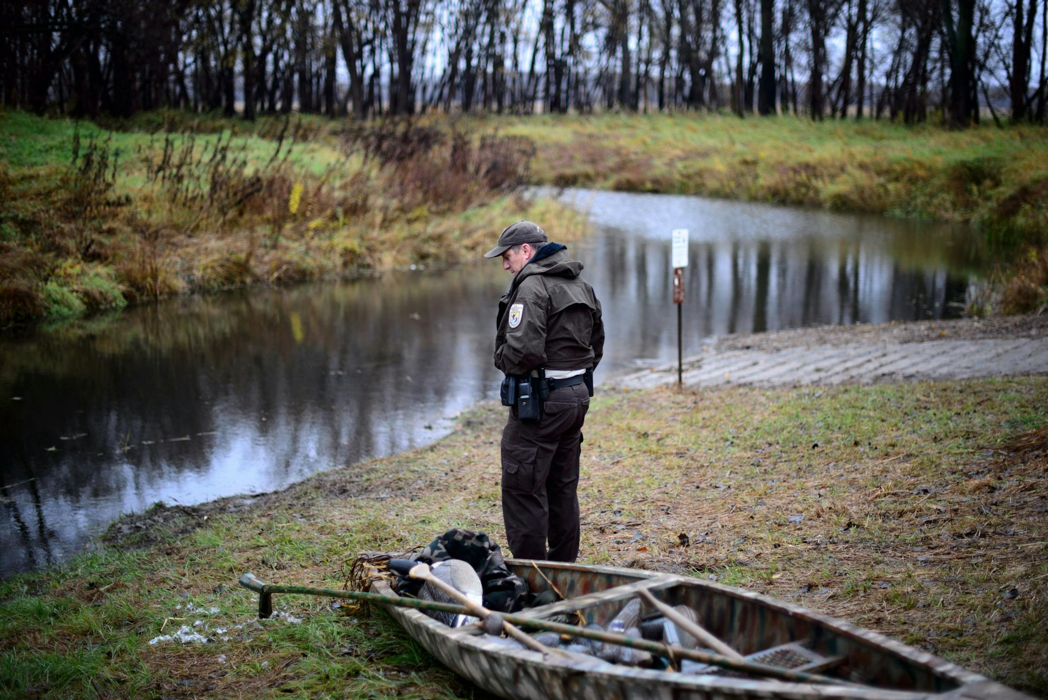 Federal wildlife officer Scott Pariseau did a compliance check with a hunter who had just come off the water. ] GLEN STUBBE * gstubbe@startribune.com Wednesday October 28, 2015 Day in the life of federal wildlife officer Scott Pariseau as he checked duck hunters at the Wilkie Trail Unit under boat ramp under Hwy. 169 in Shakopee.