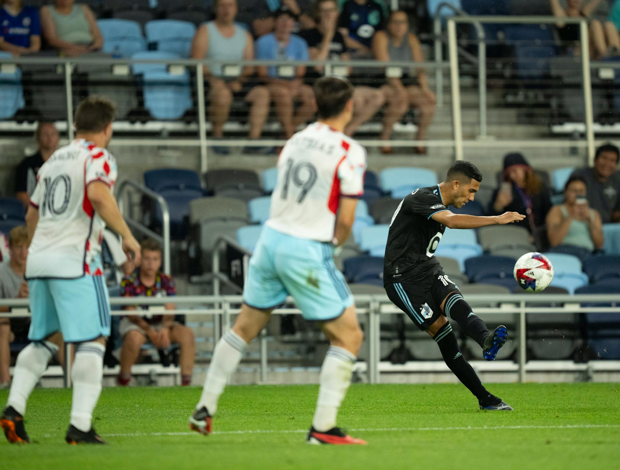 Minnesota United midfielder Emanuel Reynoso (10) shot a free kick in the second half that just missed the mark.
