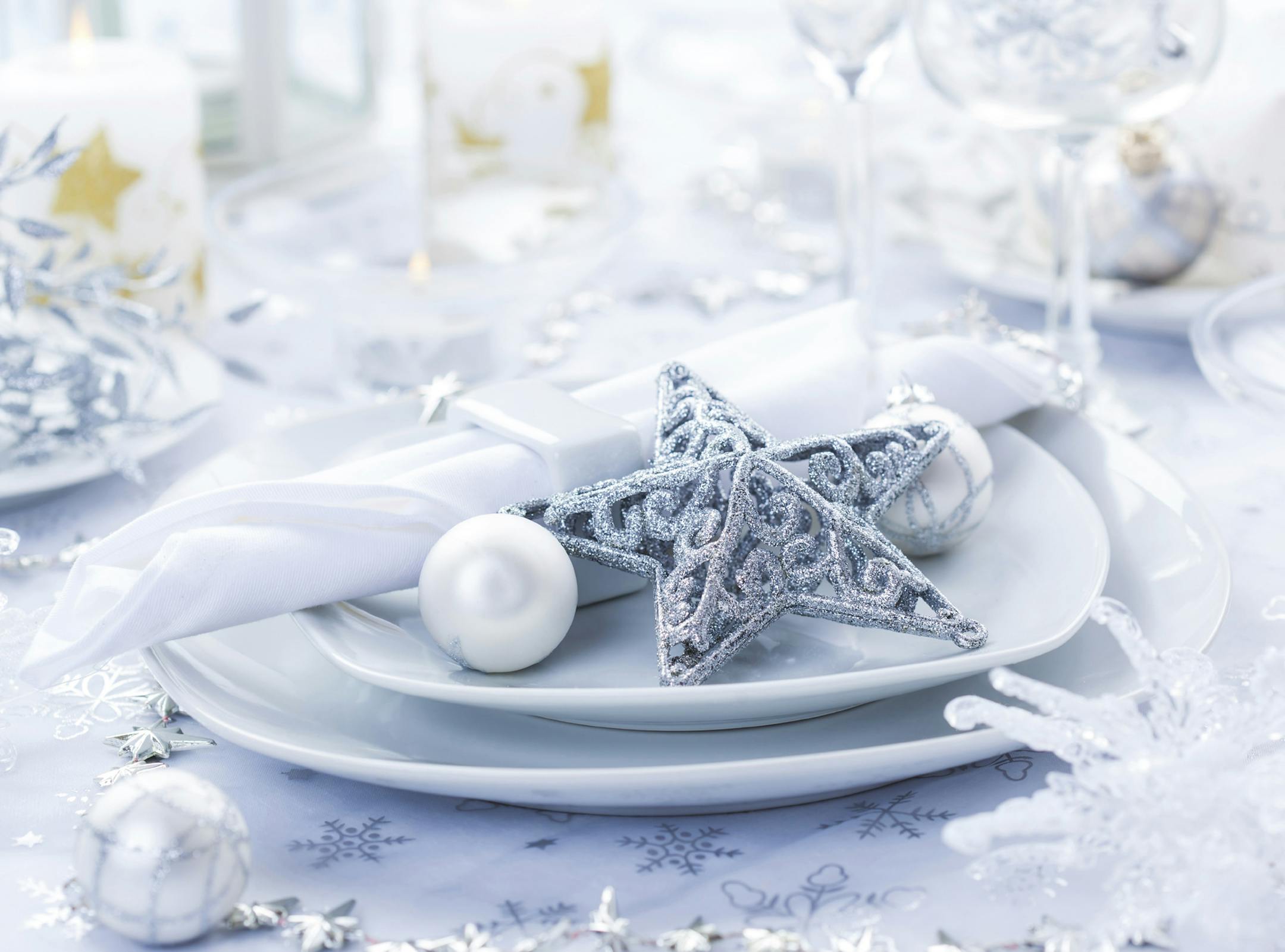 Place setting in white and silver for Christmas with star
