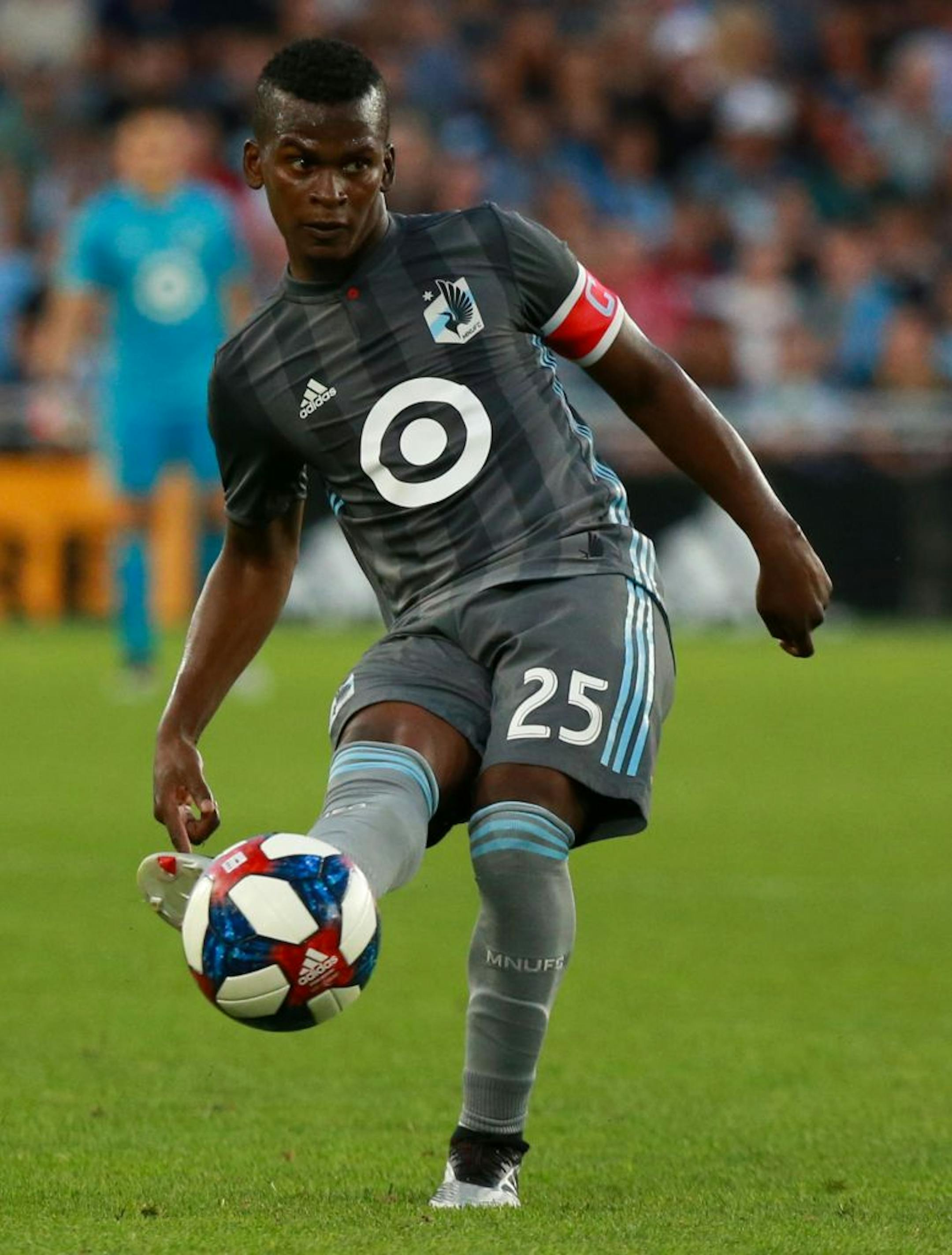 Darwin Quintero (25) passes the ball to midfield. ALEX KORMANN ¥ alex.kormann@startribune.com The Minnesota United FC took on FC Dalls on Saturday July 13, 2019 at Allianz Field in St. Paul, MN.