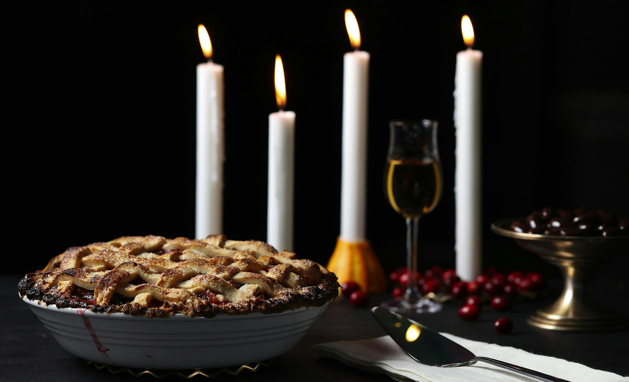 Pears and cranberries partner for a fall-forward pie of flavor and textural contrasts, with fresh and dried versions of the berries playing off each other. (Abel Uribe/Chicago Tribune/TNS) ORG XMIT: 1485802