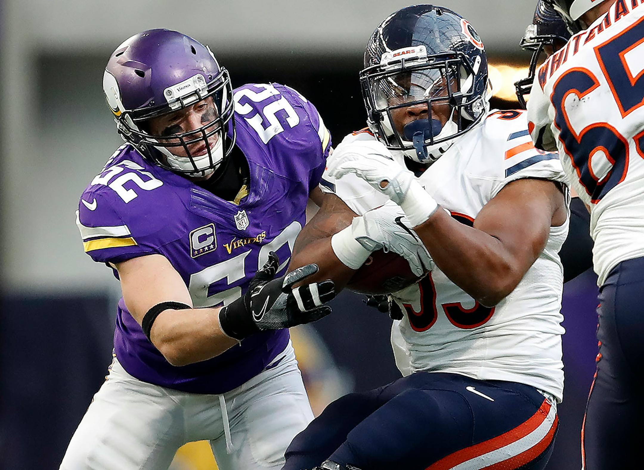 Chad Greenway (52) assisted on a tackle in the fourth quarter of his final game on January 1.