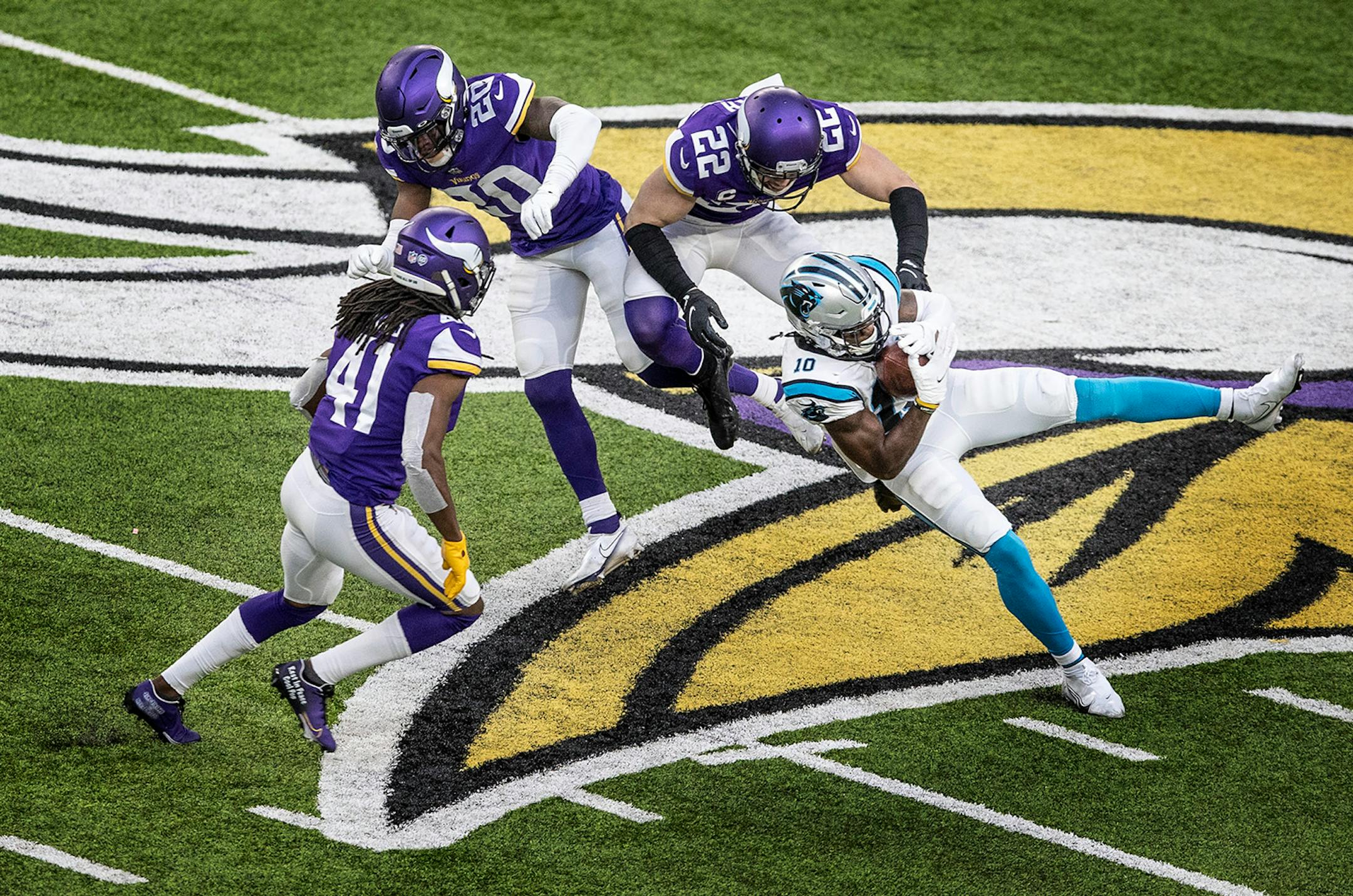 Carolina Panthers wide receiver Curtis Samuel (10) caught a pass over Minnesota Vikings strong safety Harrison Smith (22) on the Panthers last drive of the game.