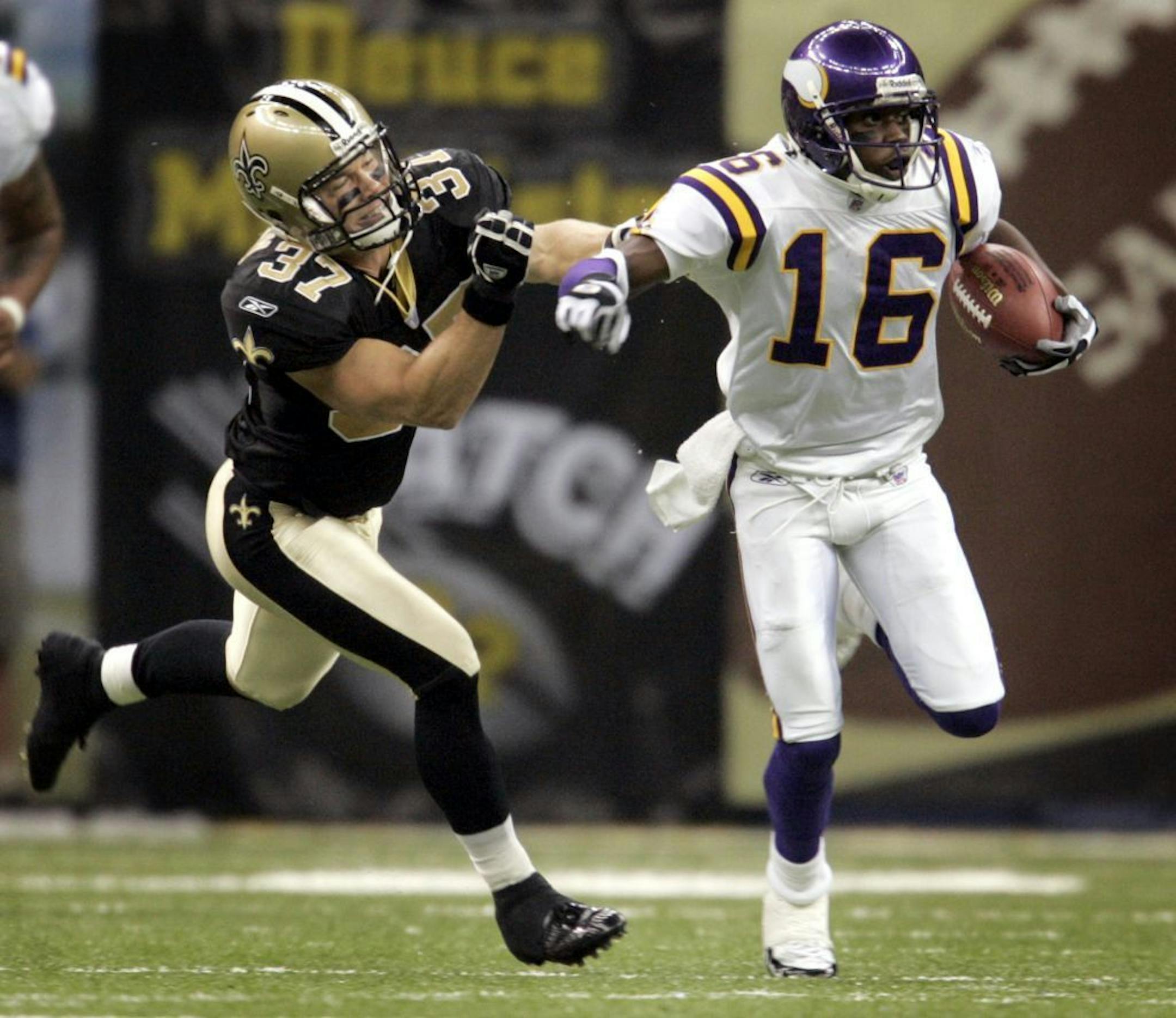 Carlos Gonzalez/Star Tribune October 17, 2004 � New Orleans, LA � Louisiana Superdome � NFL � Minnesota Vikings vs. New Orleans--- Minnesota�s Kelly Campbell runs from New Orleans� Steve Gleason in the 2nd quarter.