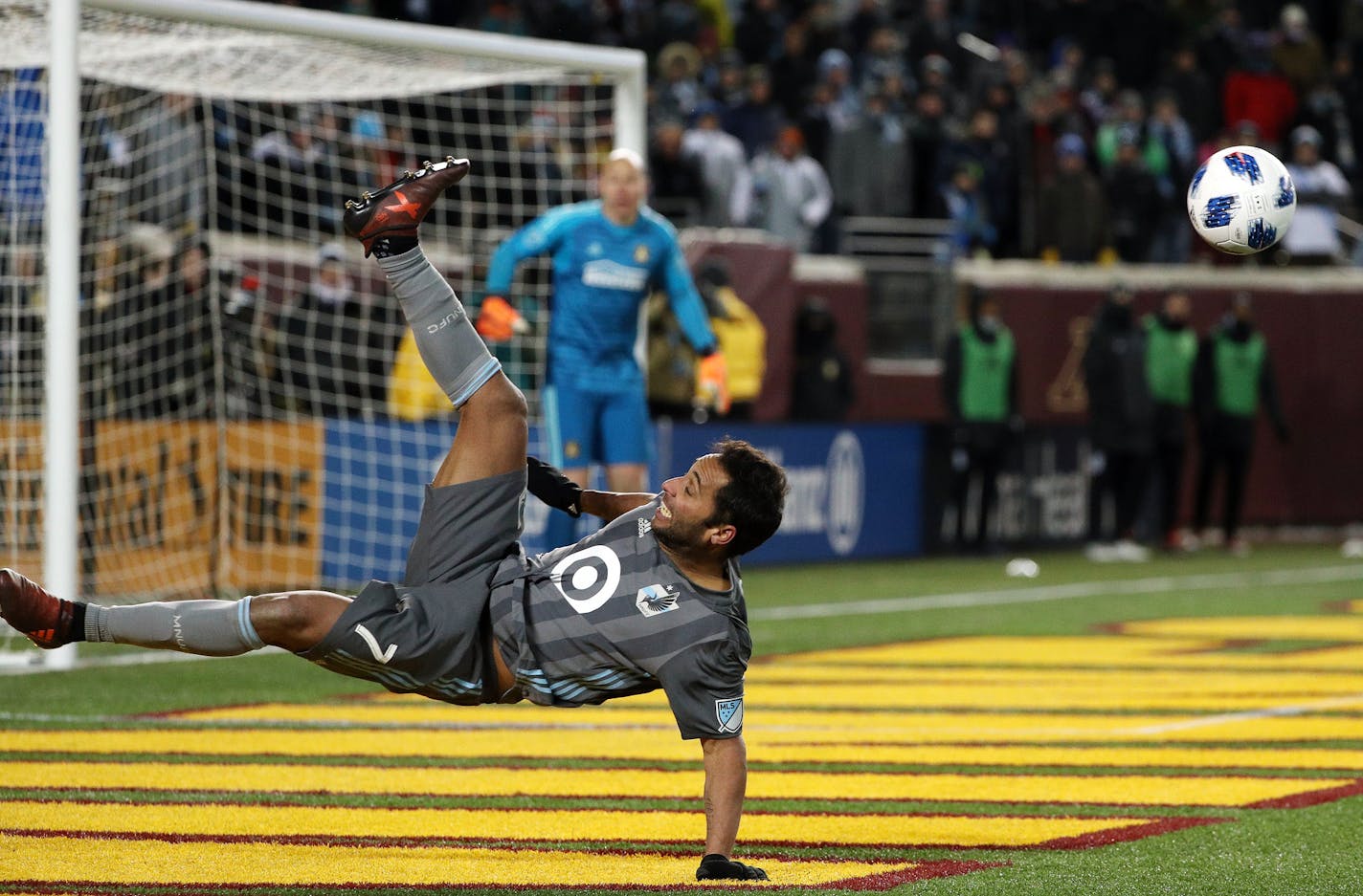 Minnesota United midfielder Ibson (7) went down as he tried to settle a long pass in front of the Atlanta United goal in the second half. ] ANTHONY SOUFFLE &#xef; anthony.souffle@startribune.com Minnesota United played Atlanta United in an MLS soccer match Saturday, March 31, 2018 at TCF Bank Stadium in Minneapolis.