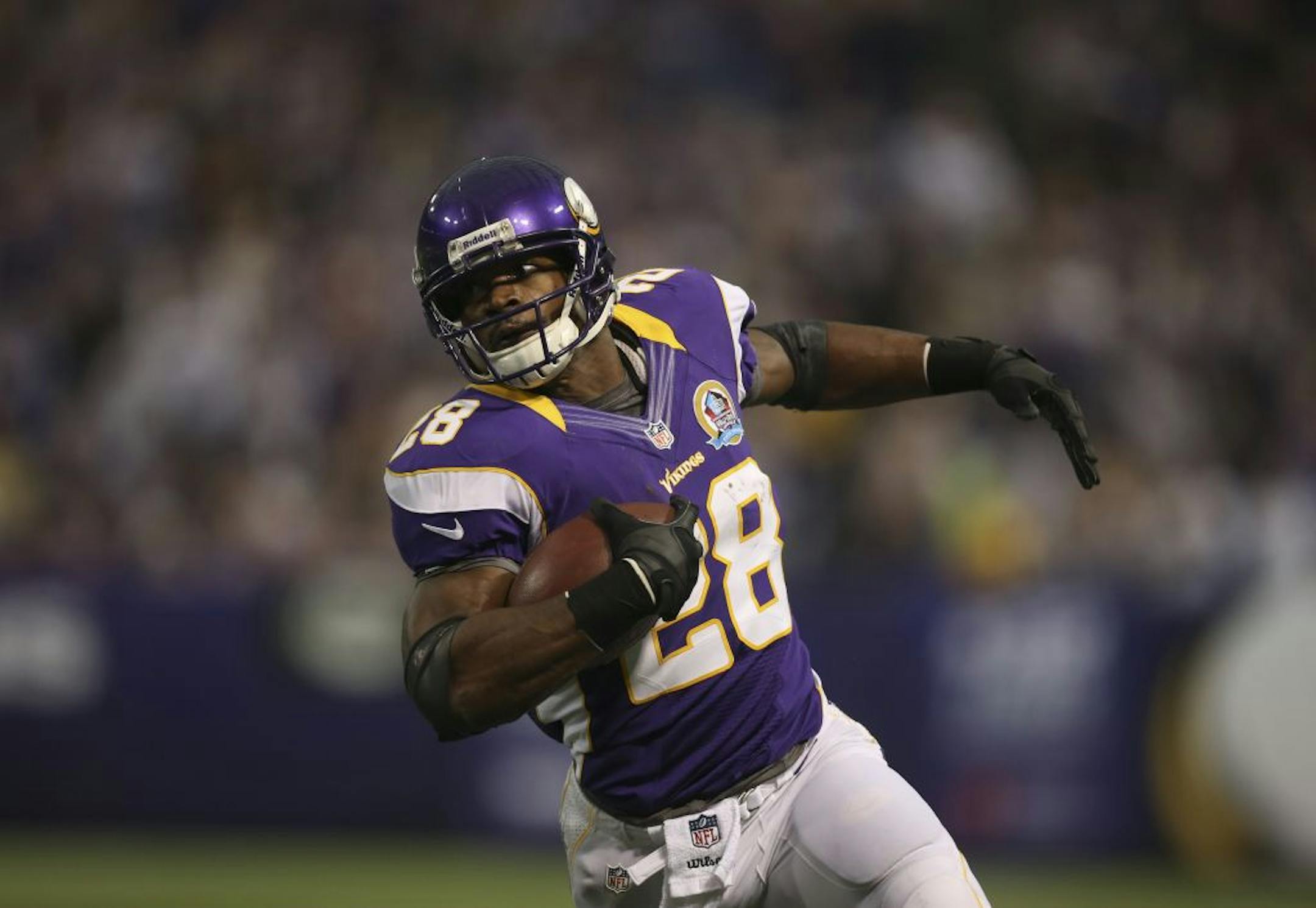 Running back Adrian Peterson made a 16-yard run that set up the Vikings' first touchdown on their first possession against the Bears on Sunday.