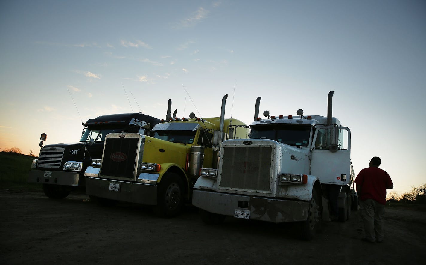 Durante semanas, los 3.5 millones de camioneros en EEUU han sido vitales para mantener en vilo la econom&#xed;a del pa&#xed;s en medio de la crisis por la pandemia del coronavirus. (Spencer Platt/Getty Images/TNS) ORG XMIT: 1618474