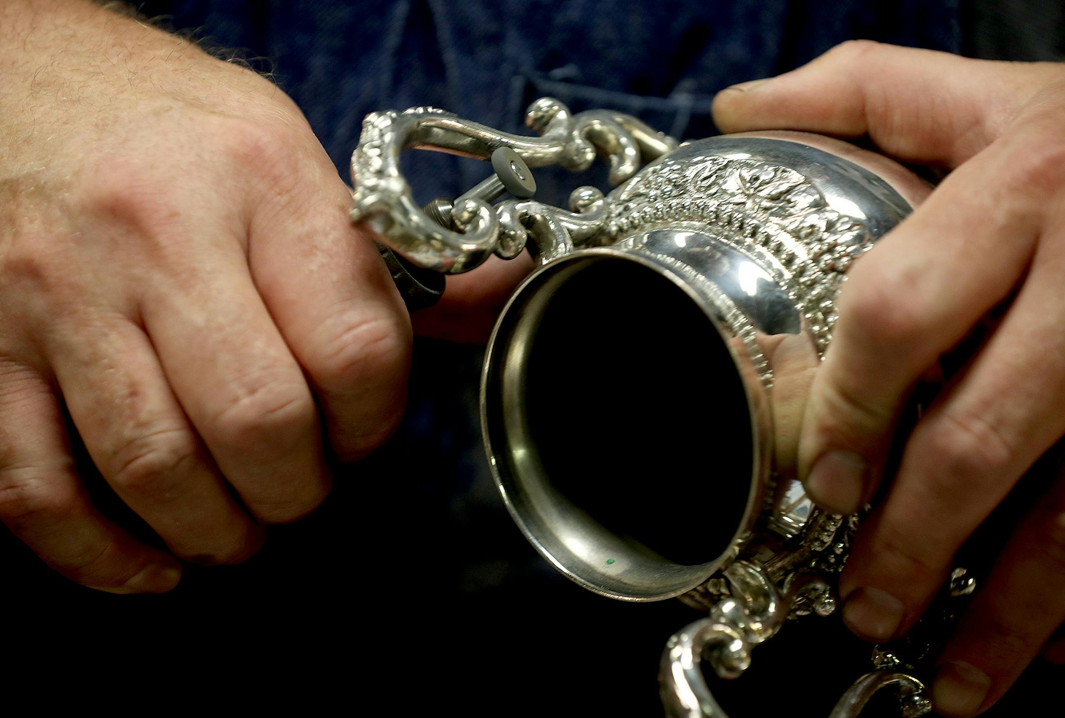 St. Paul silversmith Vern Vanderpoel worked on a piece repairing a handle at Brinkmans Silver Plating and Repair, Wednesday, September 7, 2016 in St. Paul, MN. ] (ELIZABETH FLORES/STAR TRIBUNE) ELIZABETH FLORES &#x2022; eflores@startribune.com