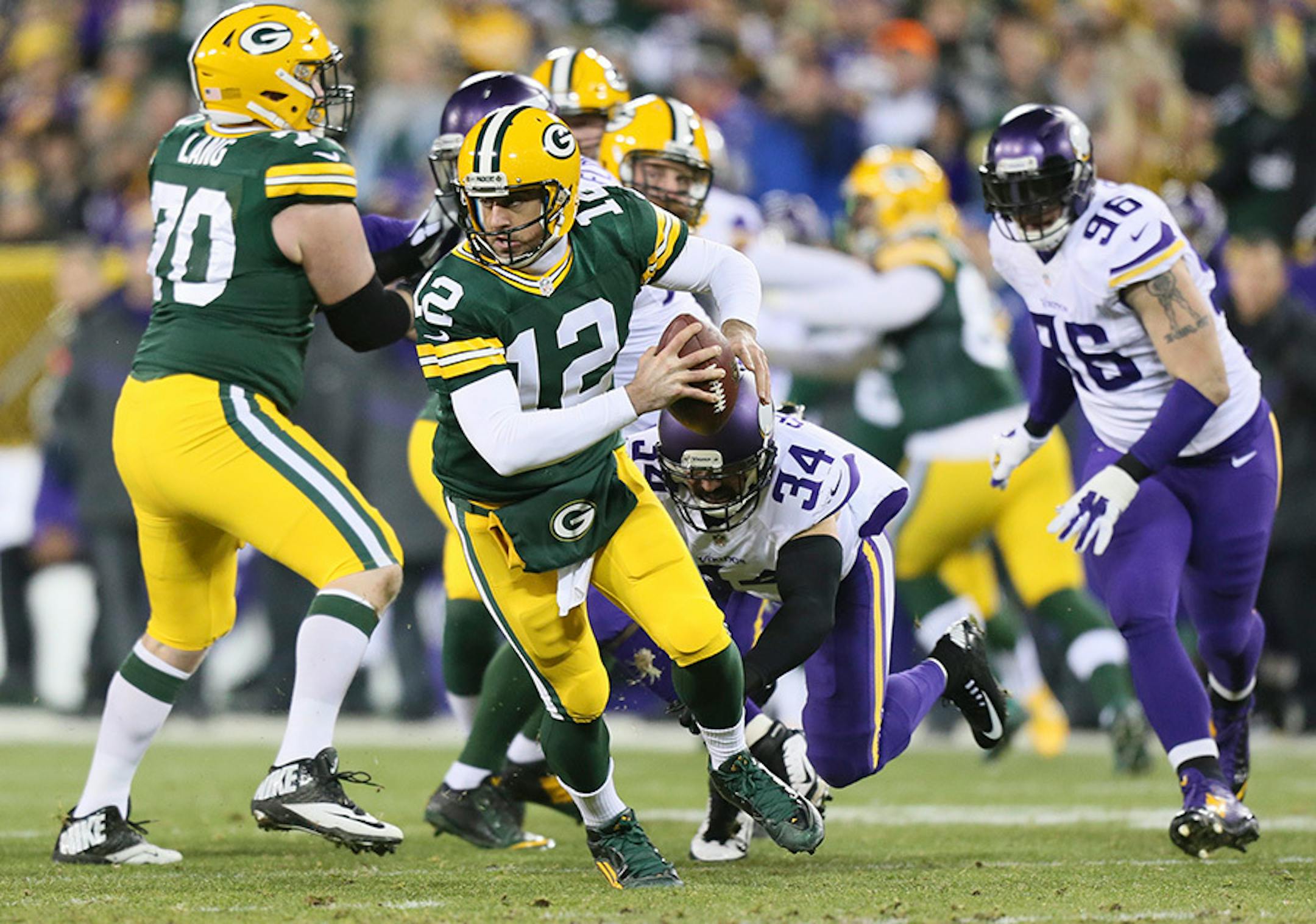 Packer's quarterback Aaron Rodgers scrambles int he 1st half.