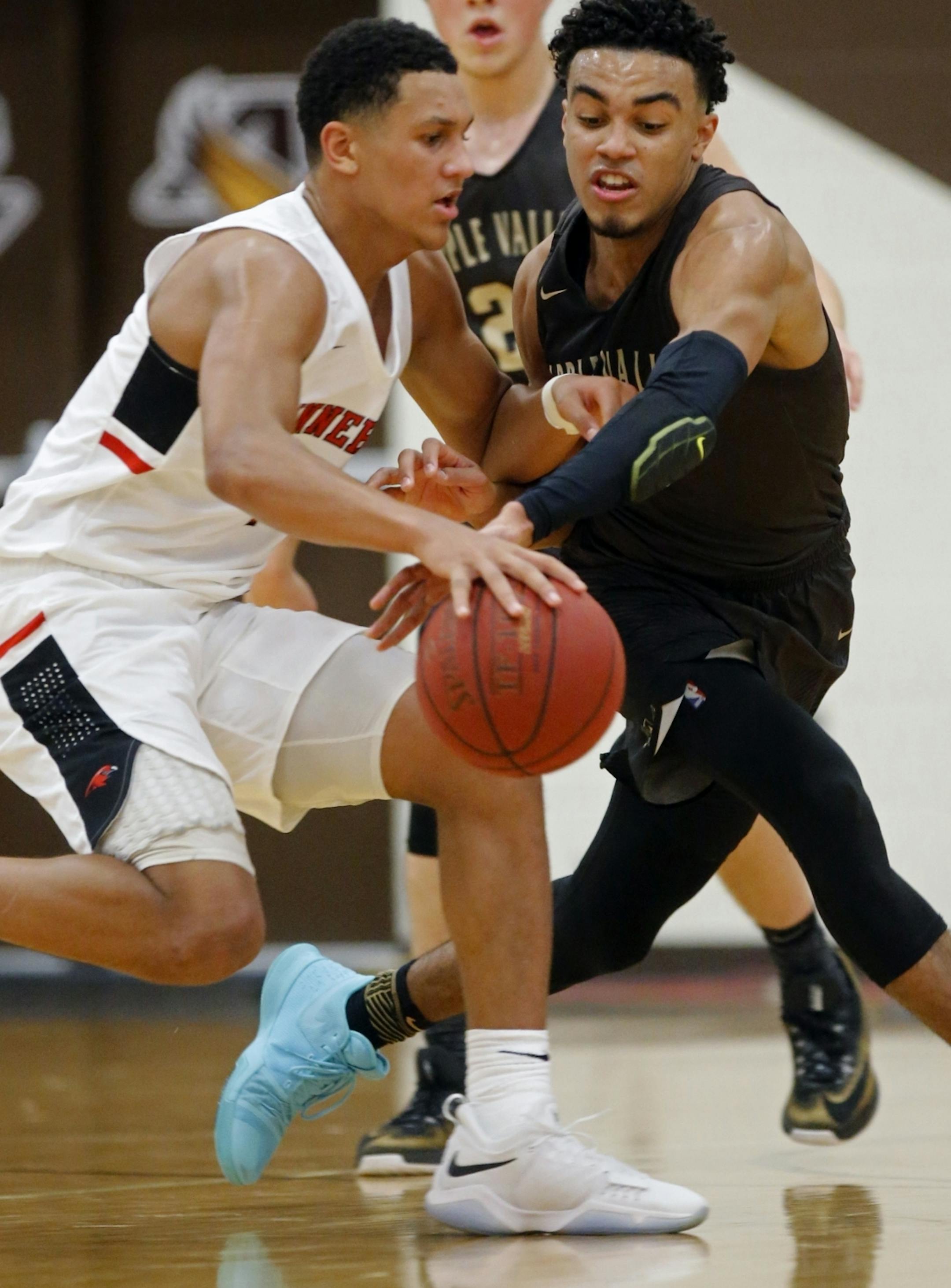 Jalen Suggs(1) drove against Tre Jones(3) of Apple Valley during the first half.