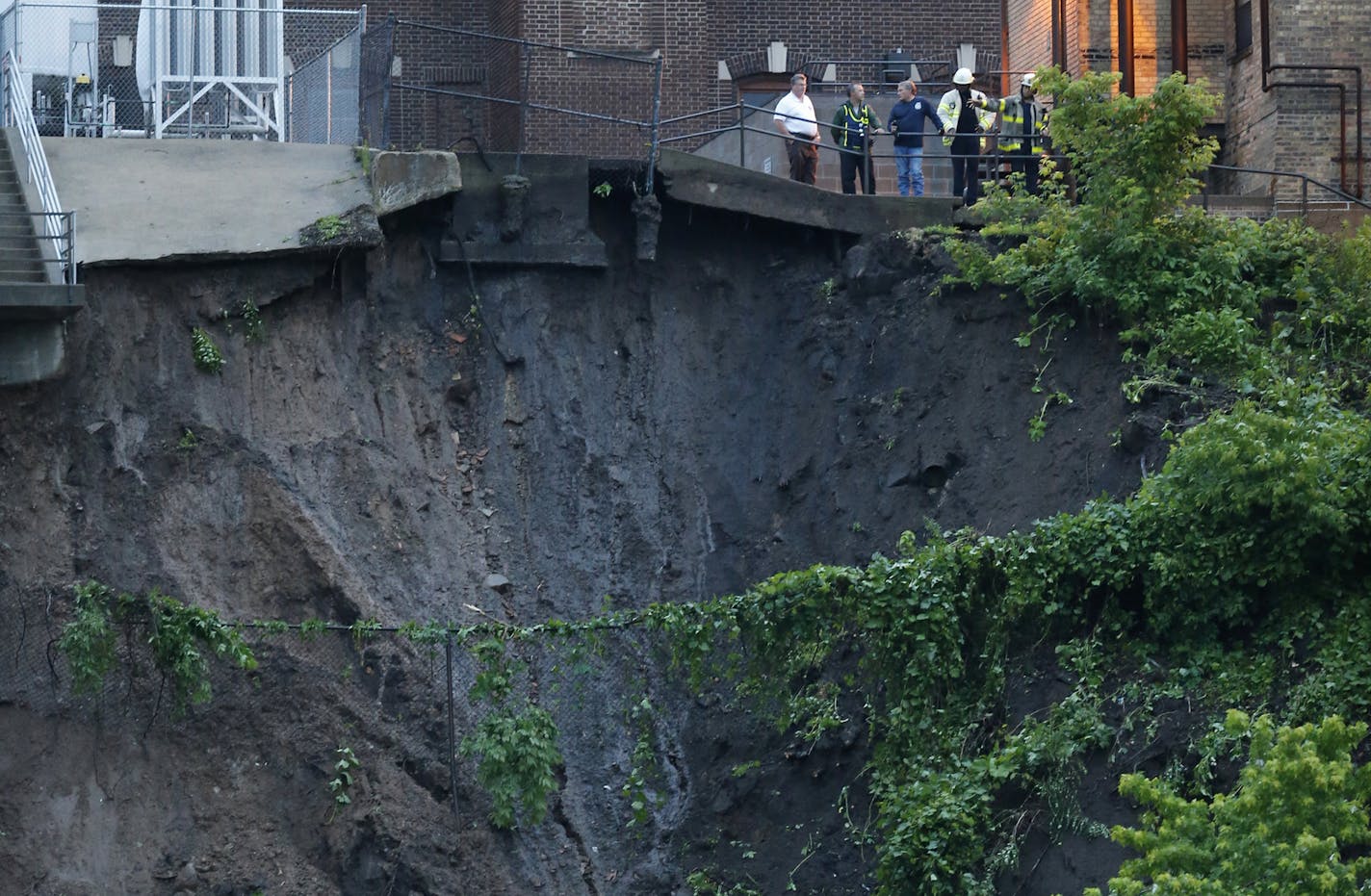 A mudslide on West River Road threatens the Fairview Hospital on the West Bank.] rtsong-taatarii@startribune.com ORG XMIT: MIN1406192140561398