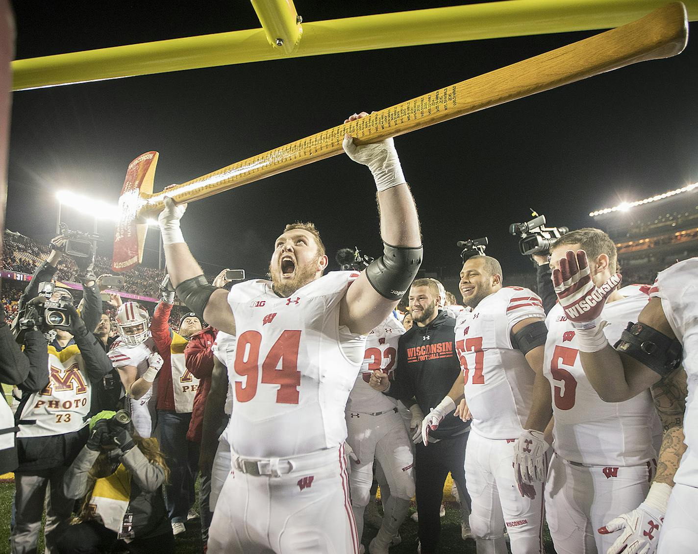 Wisconsin's defensive end Conor Sheehy took the Paul Bunyan's Axe to a Minnesota post after they defeated Minnesota 31-0 at TCF Bank Stadium, Saturday, November 20 2017 in Minneapolis, MN. ] ELIZABETH FLORES &#xef; liz.flores@startribune.com