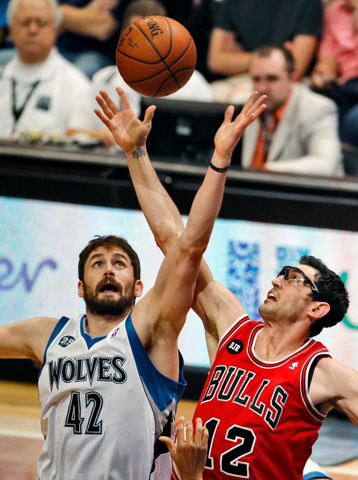 Wolves Kevin Love and Bulls Kirk Hinrich battled for control of the ball. ] Minnesota Timberwolves vs. Chicago Bulls . (MARLIN LEVISON/STARTRIBUNE(mlevison@startribune.com)