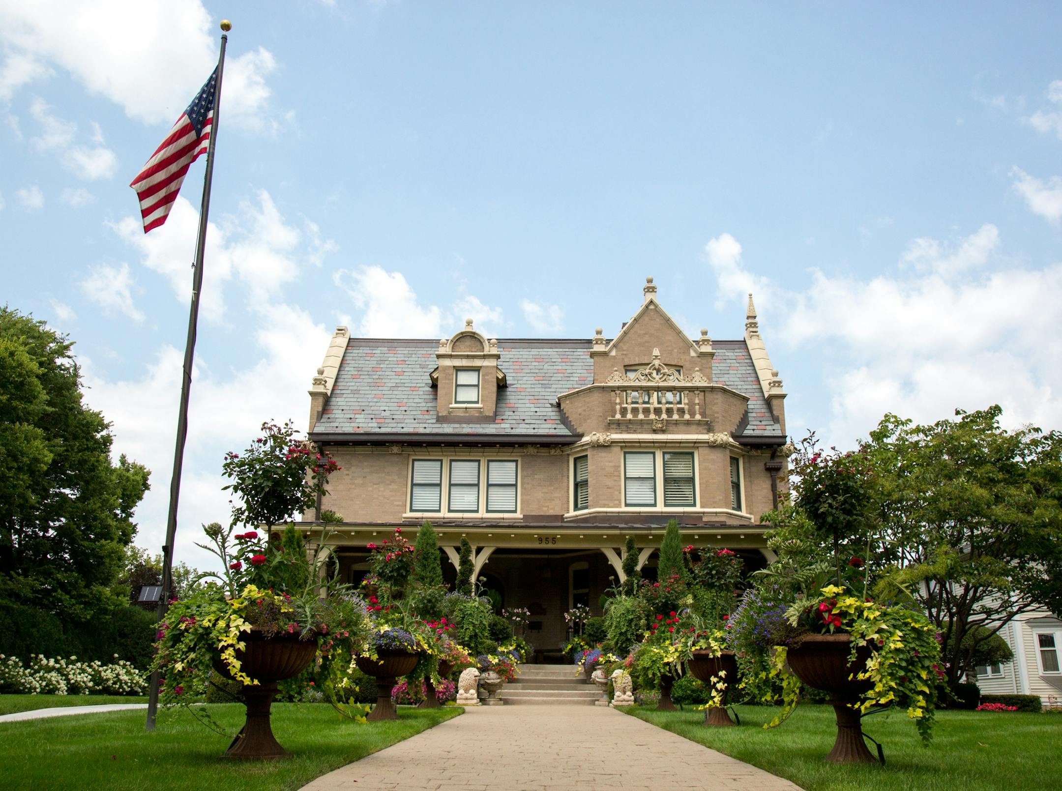Pots overflowing with flowers line the walkway to Shari Wilsey’s St. Paul home. ] COURTNEY PEDROZA • courtney.pedroza@startribune.com; Shari Wilsey garden’s at her home on St. Paul's historic Summit Avenue; 08/01/2017; St. Paul;