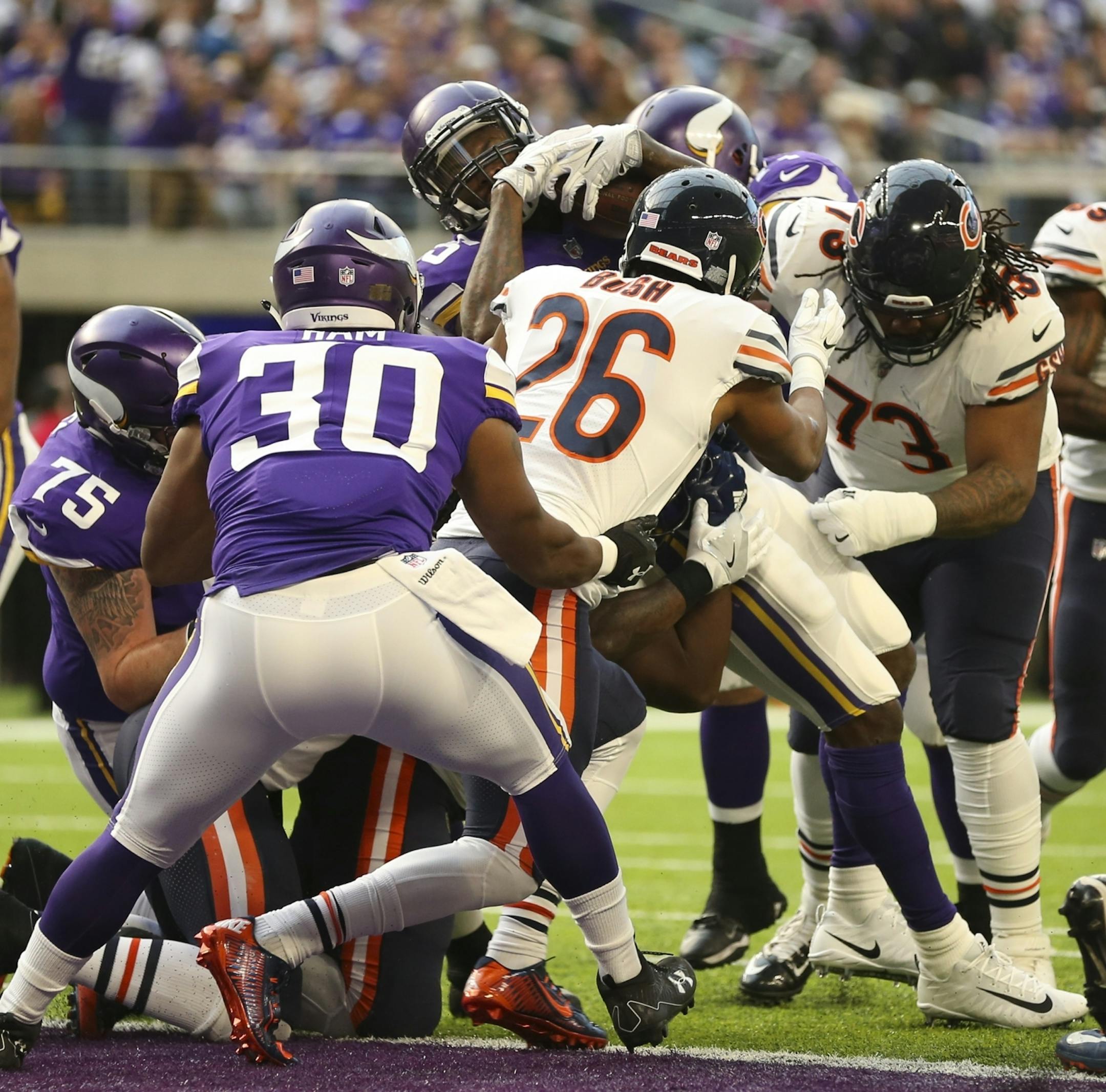 Minnesota Vikings running back Latavius Murray (25) scored from the one yard line on the Vikings' first possession Sunday afternoon.