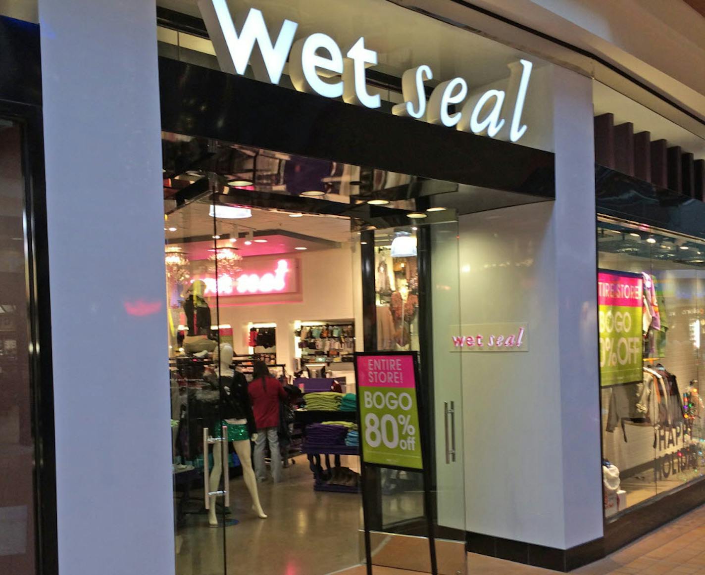 Wet Seal stores are being shuttered nationwide, including the last two stores in the Twin Cities.