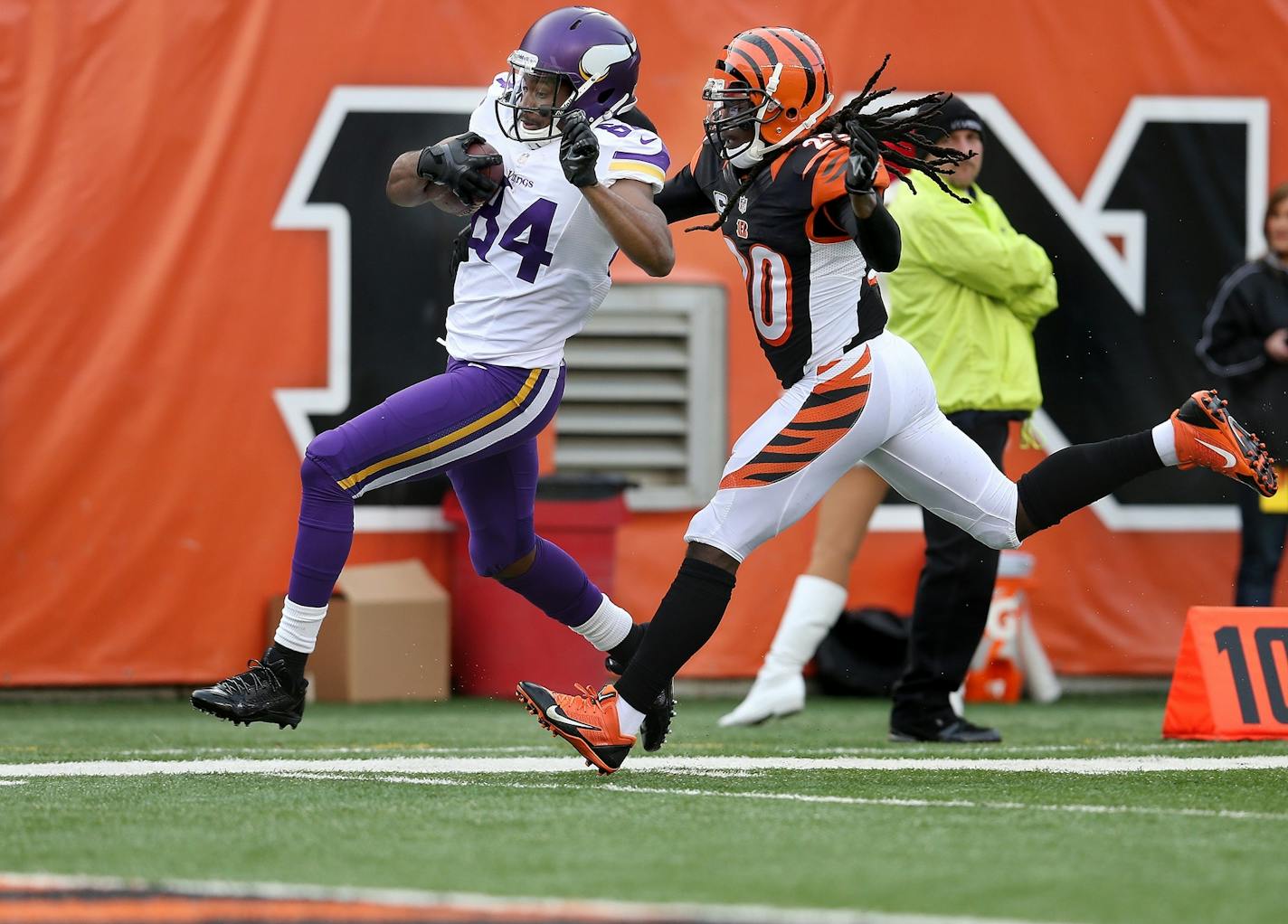 Minnesota Vikings wide receiver Cordarrelle Patterson (84) ran passed Cincinnati Bengals free safety Reggie Nelson (20) into the end zone for a third quarter touchdown as the Minnesota Vikings took on the Cincinnati Bengals at Paul Brown Stadium in Cincinnati, OH, Sunday, December 22, 2013. ELIZABETH FLORES/STAR TRIBUNE) ELIZABETH FLORES � eflores@startribune.com