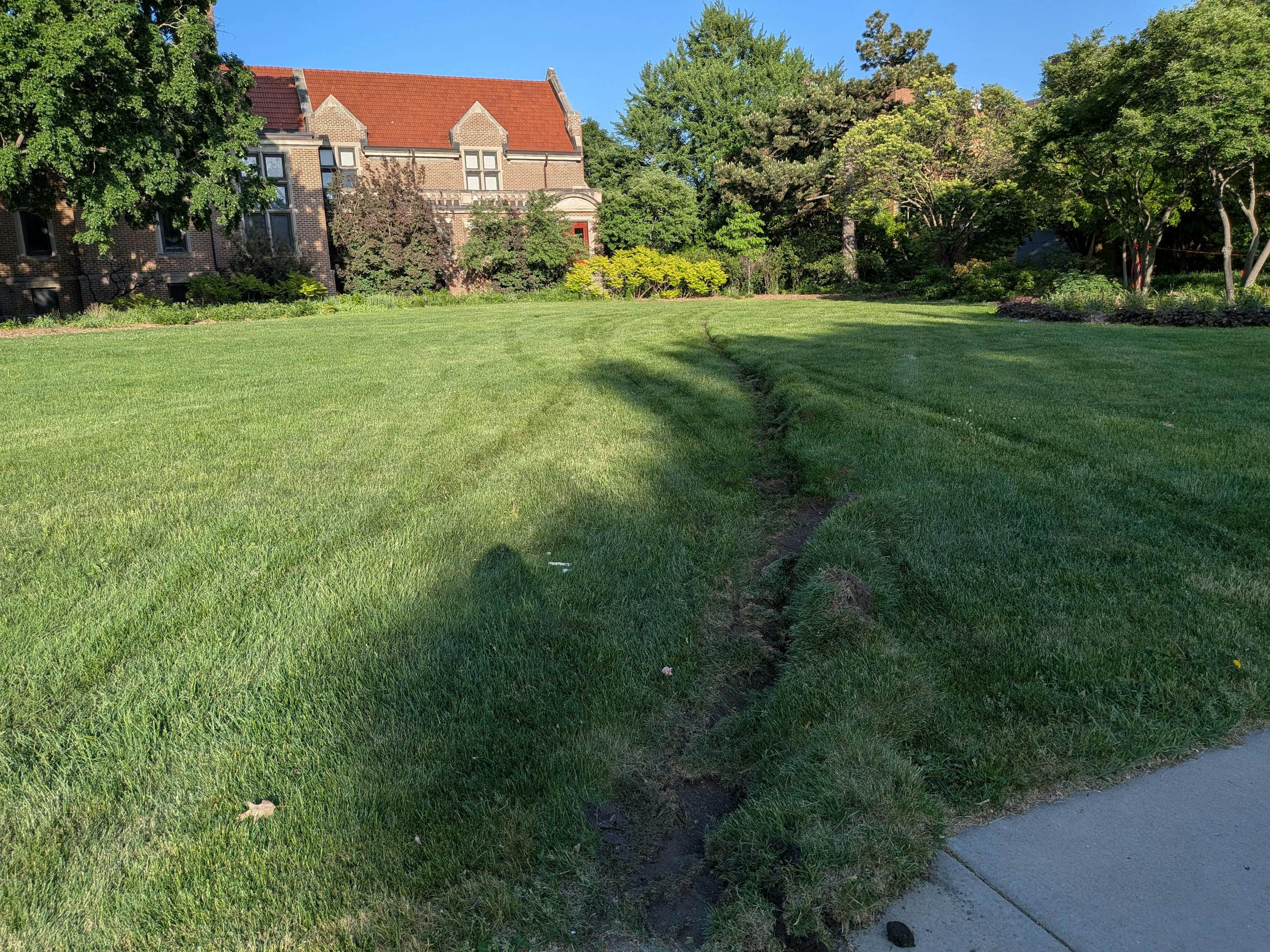 Three children injured after bus crashes into Hamline University building